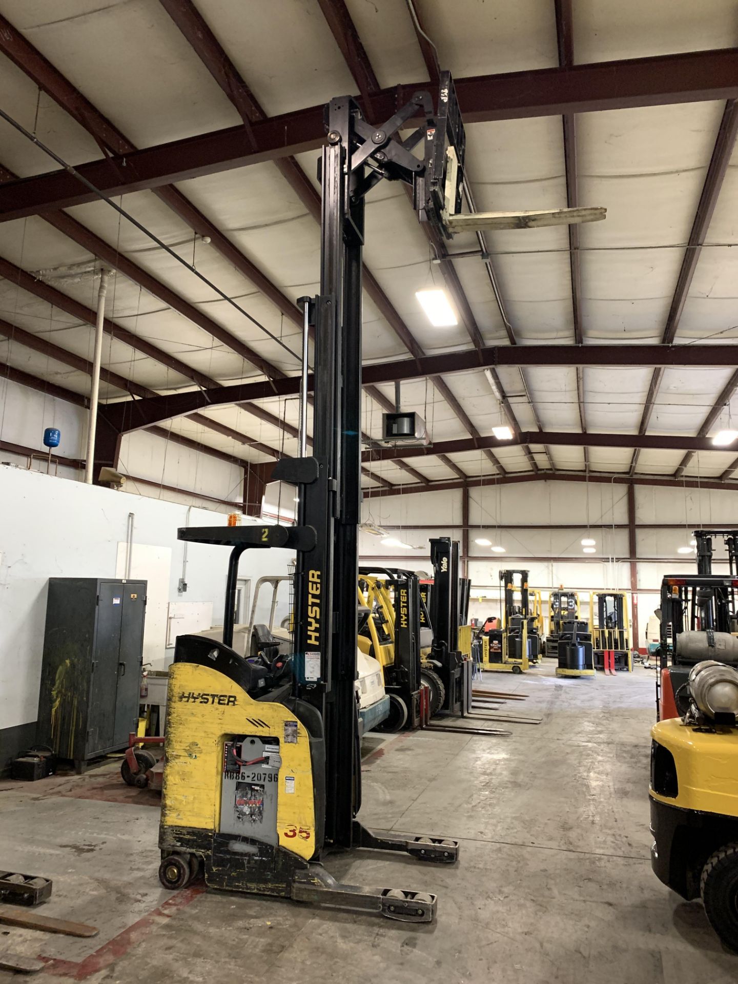 *LOCATED IN OHIO* 2015 HYSTER 3,500-LB. CAPACITY REACH TRUCK, MOD NR35, 111" LOWER/251'' LIFT HEIGHT - Image 8 of 8