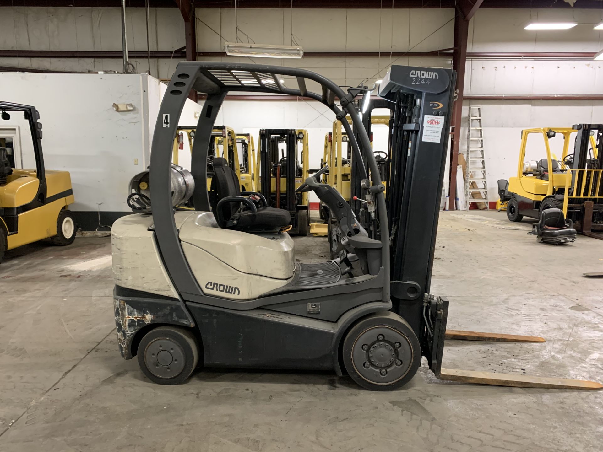 ***LOCATED IN HAMILTON, OHIO*** 2013 CROWN 5,000 LB. C-5 FORKLIFT, LPG, 3-STAGE MAST, 7,968 HOURS - Image 3 of 5