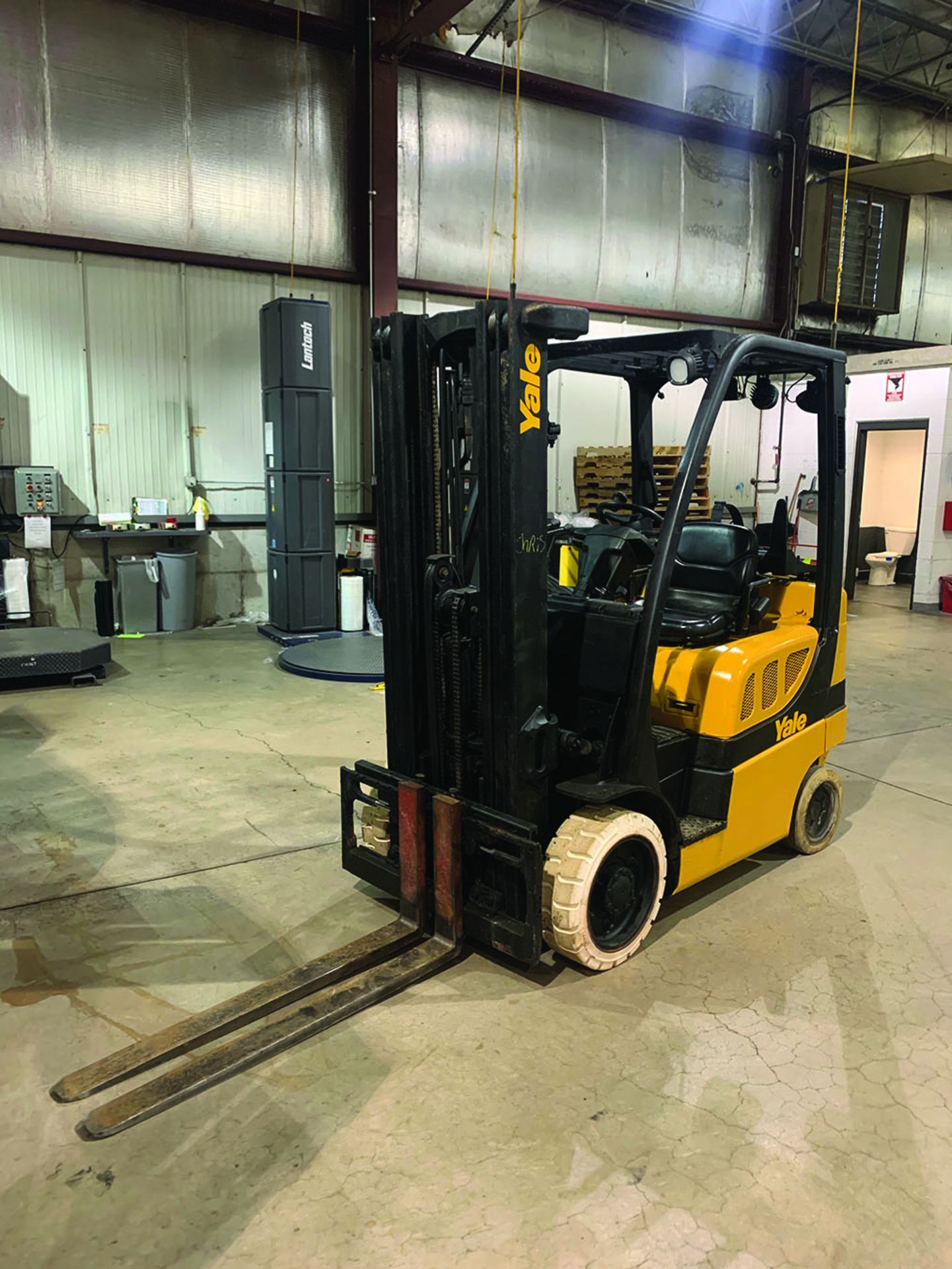 2011 YALE 5,000 LB CAP. FORKLIFT, MODEL GLC050VXNVSE085, SIDESHIFT, 3-STAGE MAST, LPG - Image 2 of 2