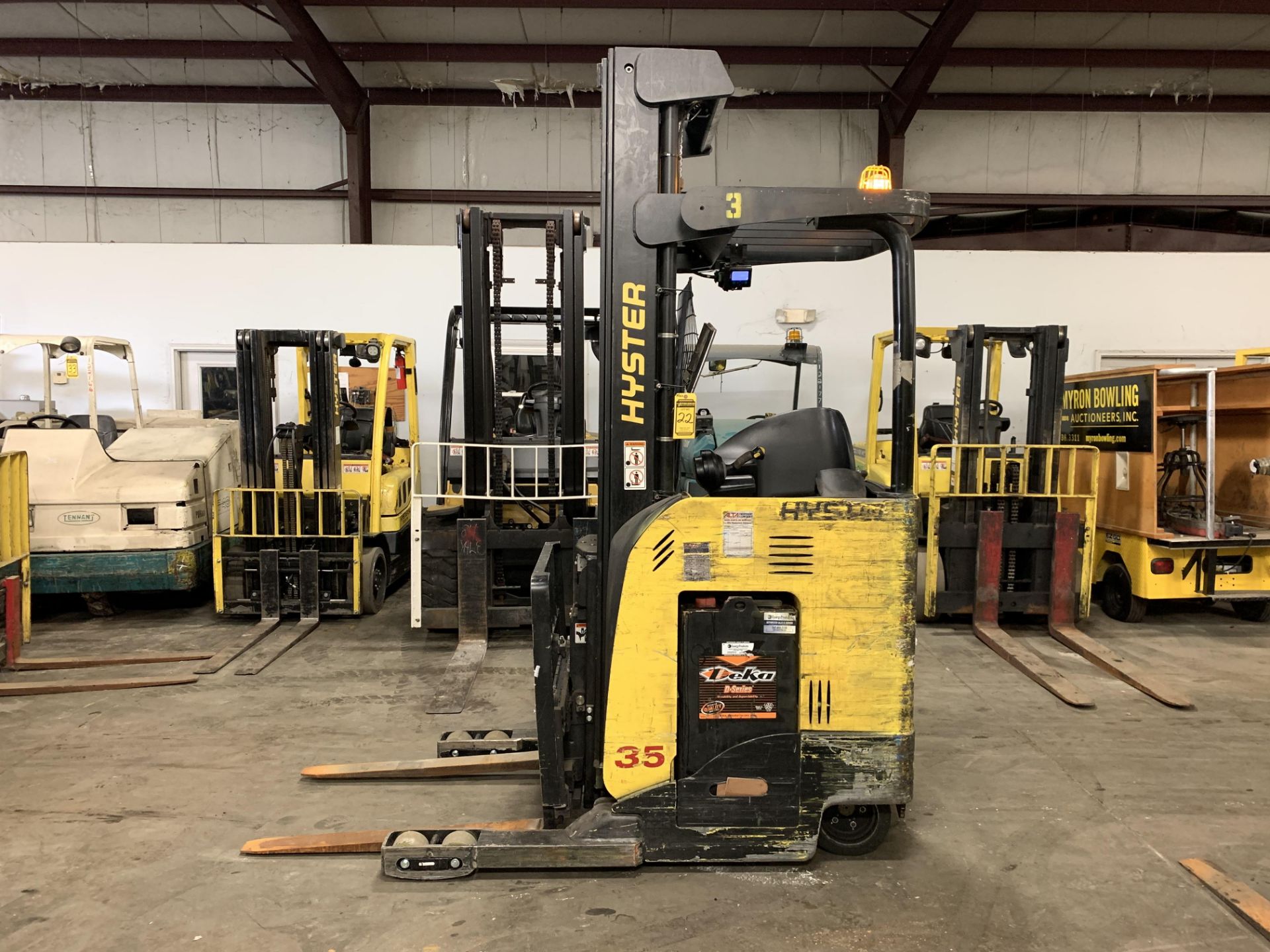*LOCATED IN OHIO* 2015 HYSTER 3,500-LB. CAPACITY REACH TRUCK, MOD NR35, 111" LOWER/251'' LIFT HEIGHT