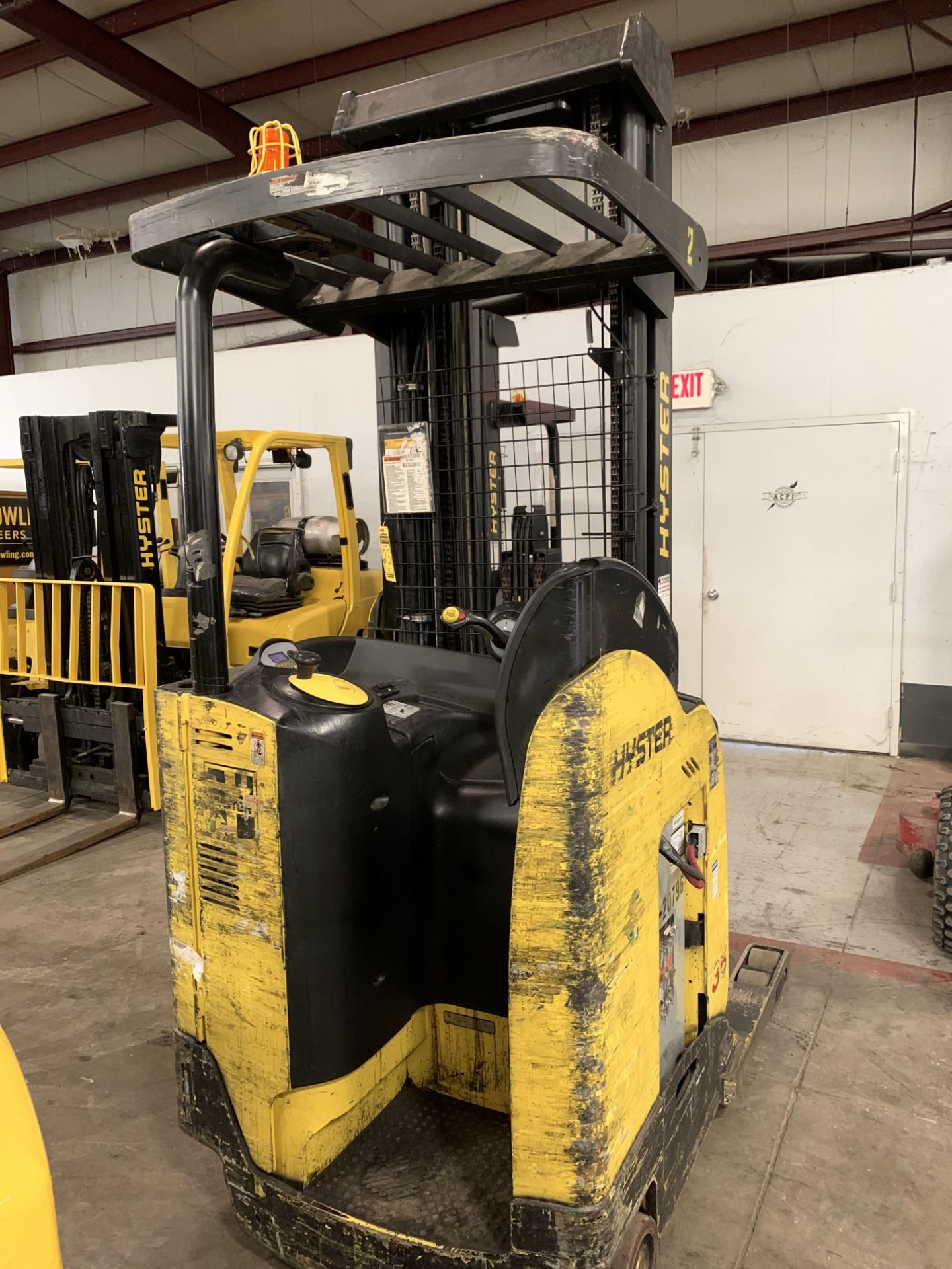 *LOCATED IN OHIO* 2015 HYSTER 3,500-LB. CAPACITY REACH TRUCK, MOD NR35, 111" LOWER/251'' LIFT HEIGHT - Image 4 of 8