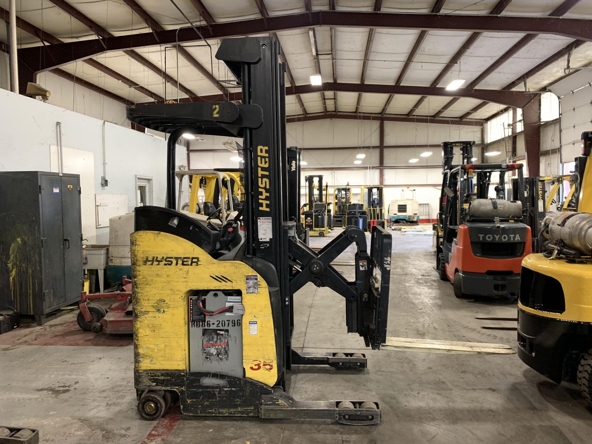 *LOCATED IN OHIO* 2015 HYSTER 3,500-LB. CAPACITY REACH TRUCK, MOD NR35, 111" LOWER/251'' LIFT HEIGHT - Image 7 of 8