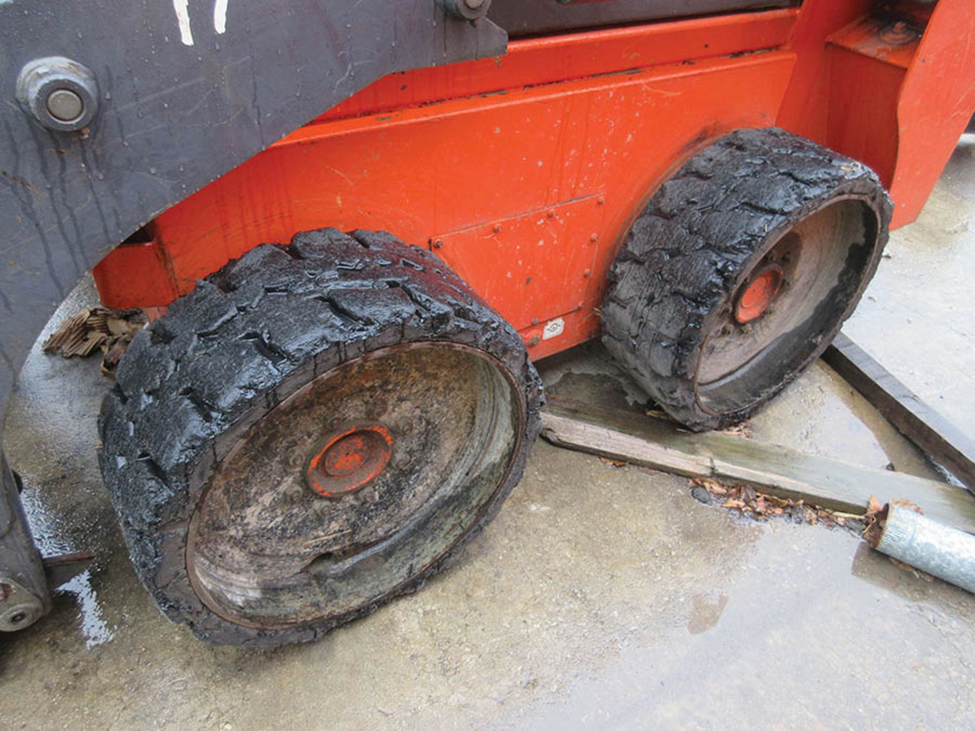 THOMAS 1700 SKID STEER, 8,761 HRS., 42'' FORKS, SOLID TIRES, KUBOTA DIESEL - Image 9 of 12