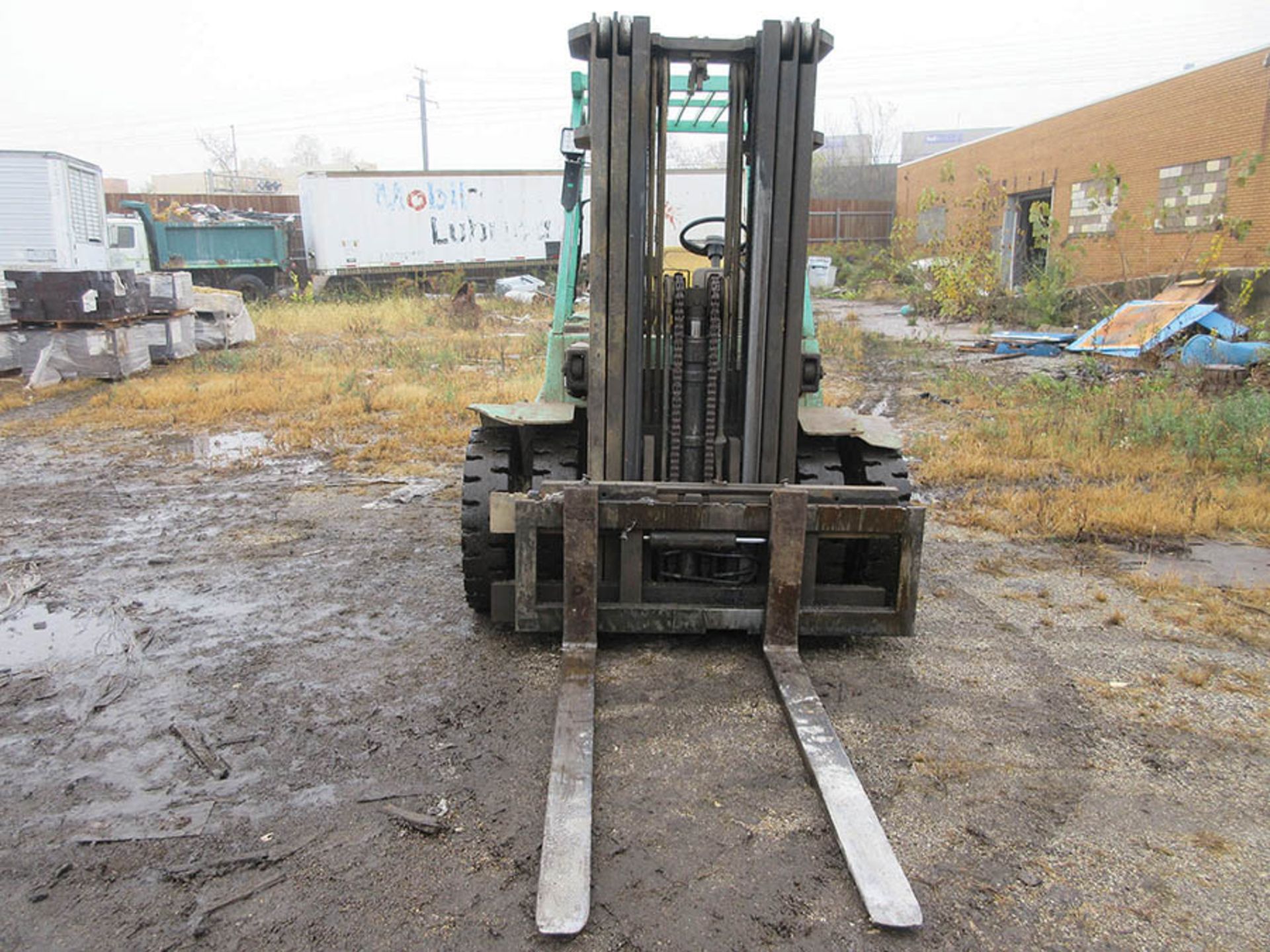 MITSUBISHI FORKLIFT, 7,800 LB. CAP., LPG, DUAL FRONT WHEELS, 3-STAGE MAST, 187'' MAX. LOAD HT., - Image 2 of 8