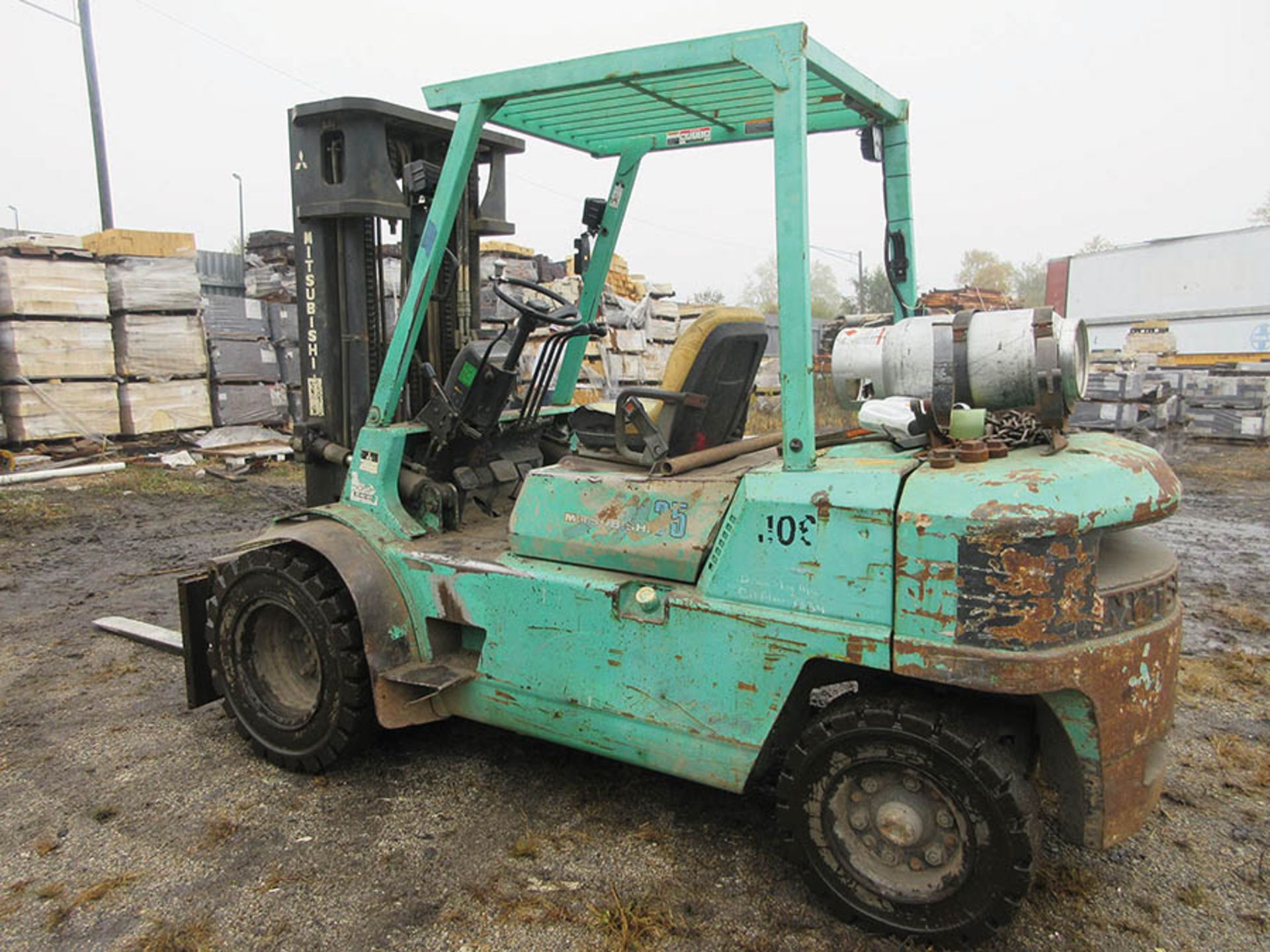 MITSUBISHI FORKLIFT, 7,800 LB. CAP., LPG, DUAL FRONT WHEELS, 3-STAGE MAST, 187'' MAX. LOAD HT., - Image 4 of 8
