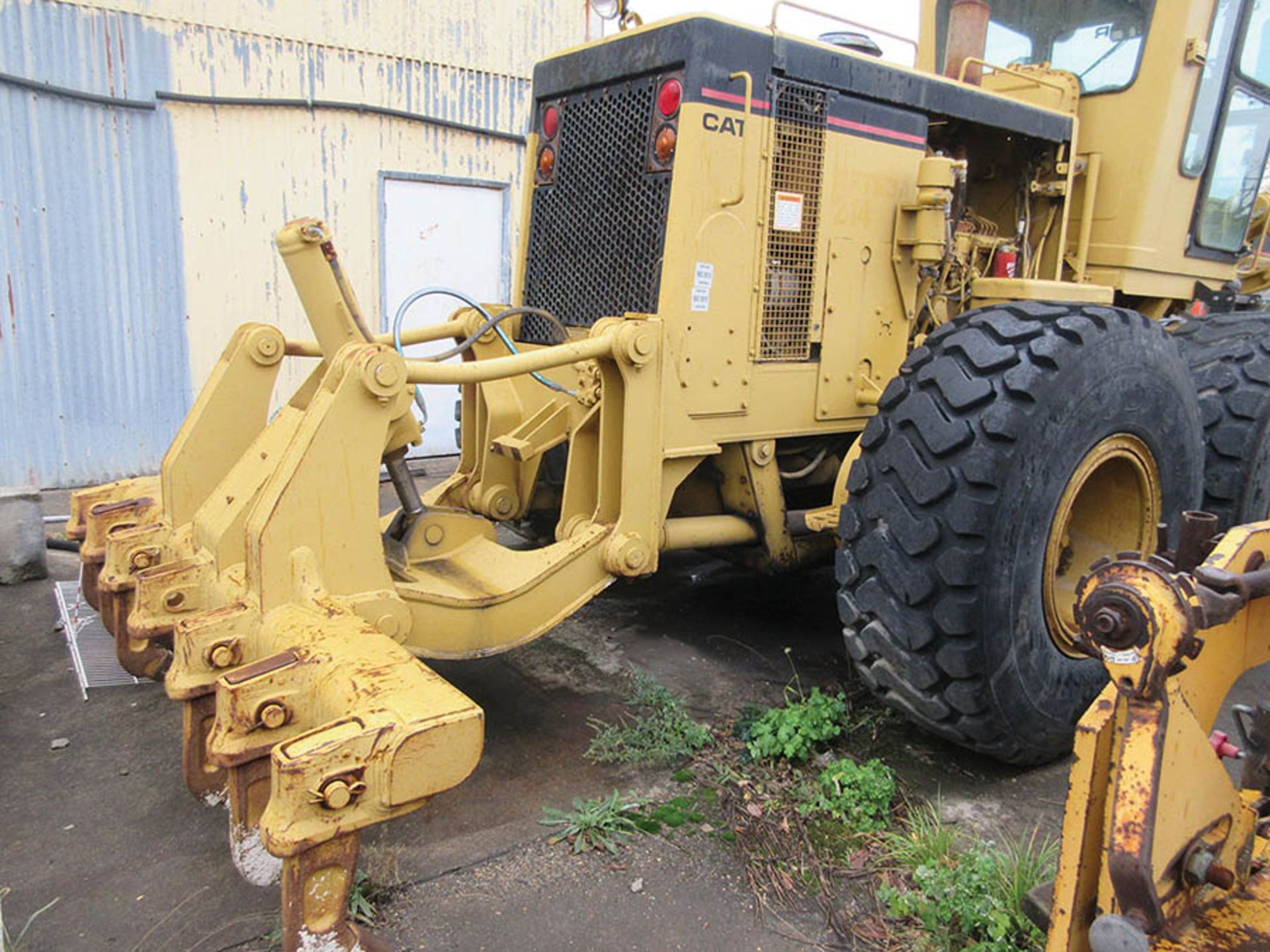 CATERPILLAR 14G MOTOR GRADER, 20.5 R25 TIRES, 14'.4 BLADE, 99'' W. 7-FINGER RIPPER ATTACHMENT - Image 13 of 23