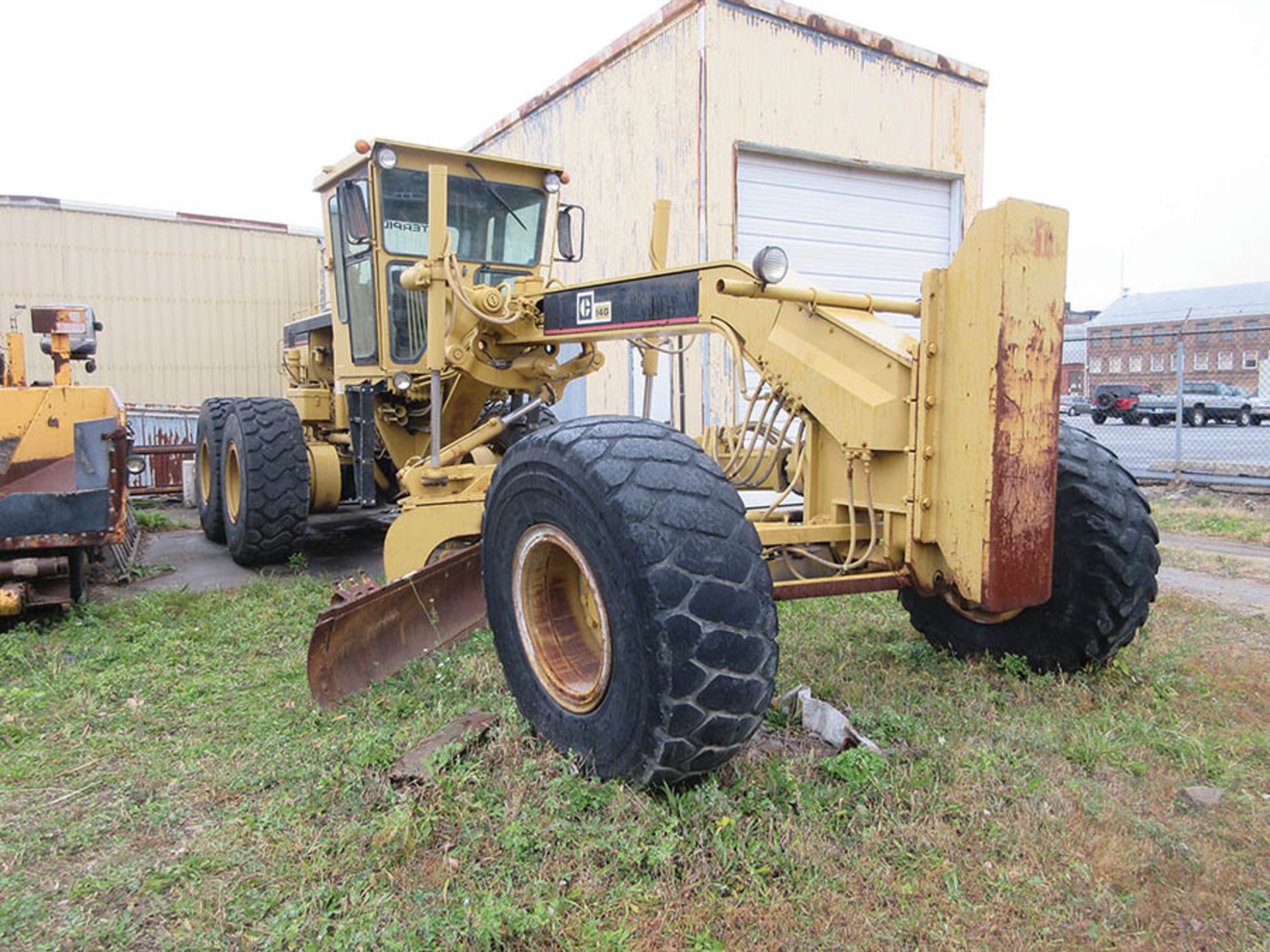 CATERPILLAR 14G MOTOR GRADER, 20.5 R25 TIRES, 14'.4 BLADE, 99'' W. 7-FINGER RIPPER ATTACHMENT