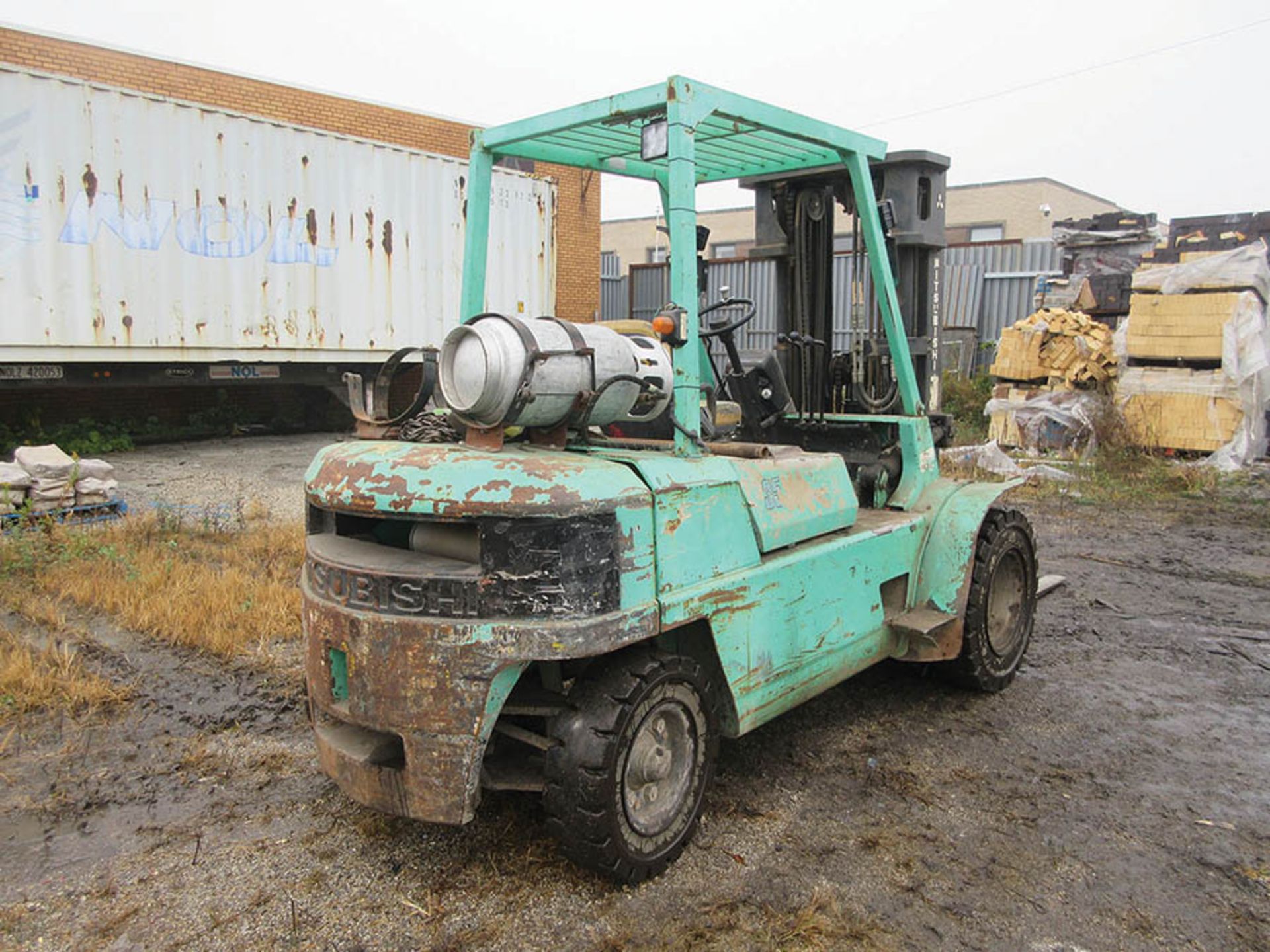 MITSUBISHI FORKLIFT, 7,800 LB. CAP., LPG, DUAL FRONT WHEELS, 3-STAGE MAST, 187'' MAX. LOAD HT., - Image 6 of 8
