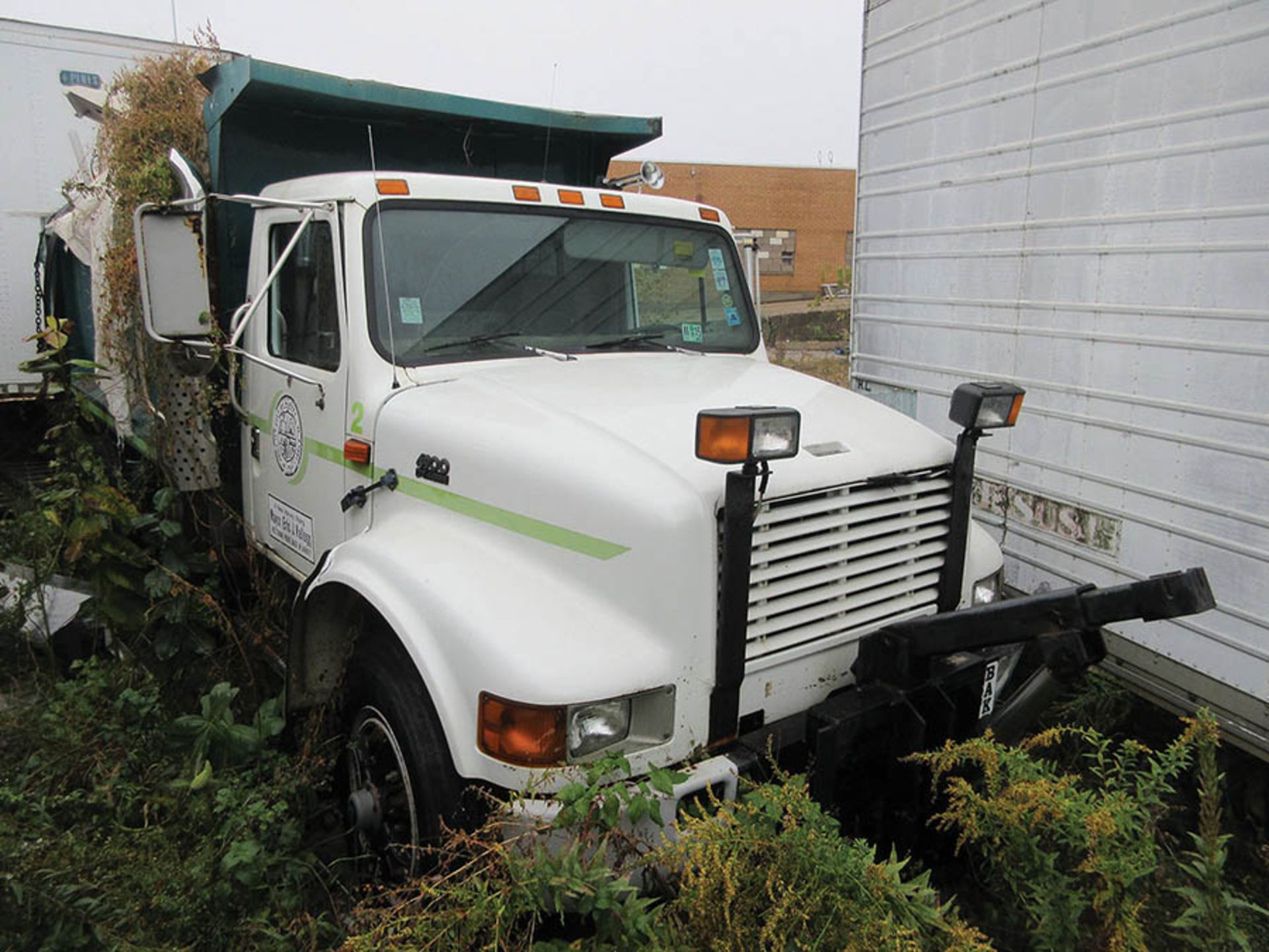 1999 NAVISTAR INTERNATIONAL 4900 4 X 2 SINGLE AXLE DUMP TRUCK, DT 466E, BELLY BLADE, AUTOMATIC - Image 3 of 6