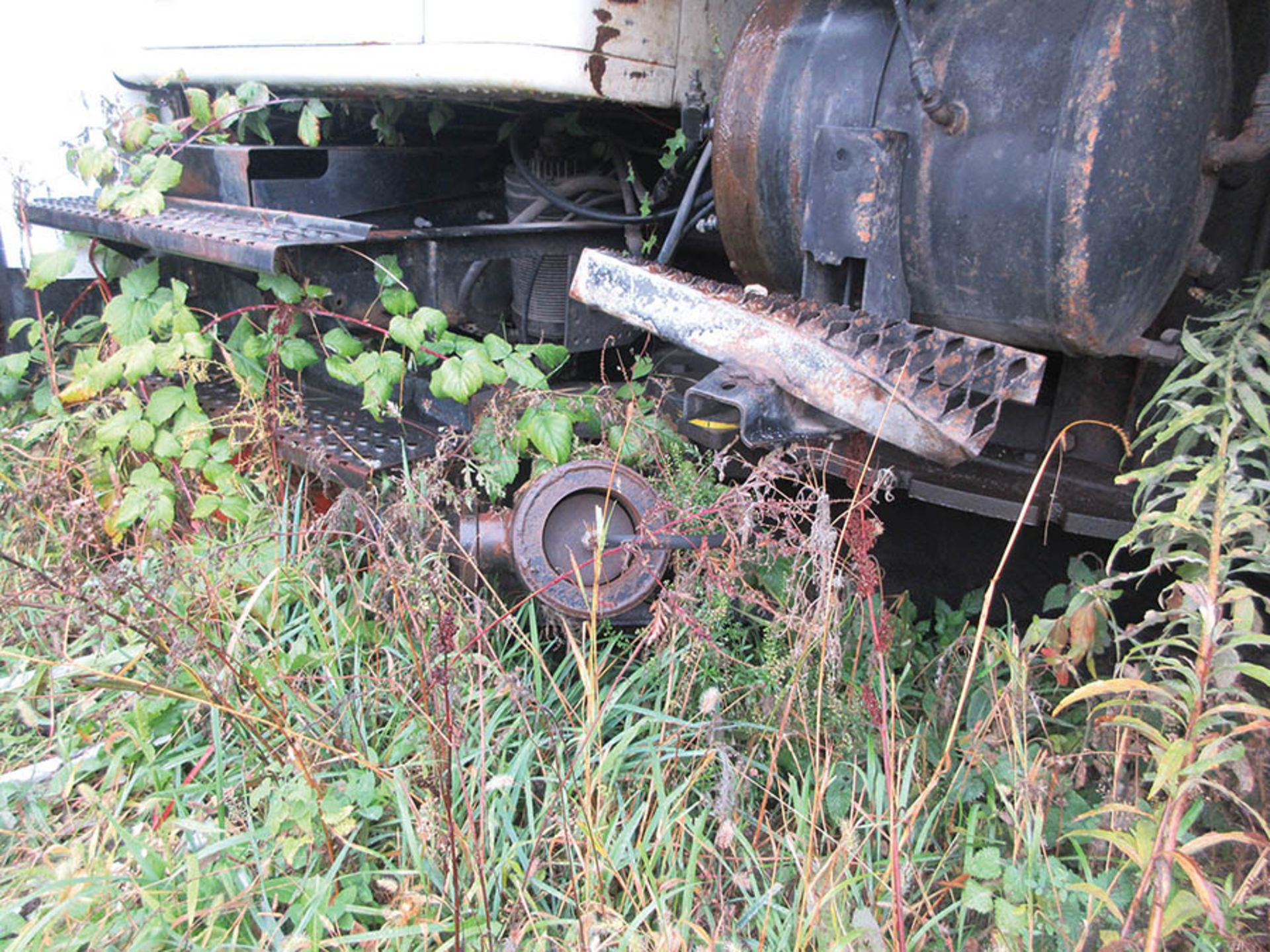 1999 NAVISTAR INTERNATIONAL 4900 4 X 2 SINGLE AXLE DUMP TRUCK, DT 466E, BELLY BLADE, AUTOMATIC - Image 5 of 6