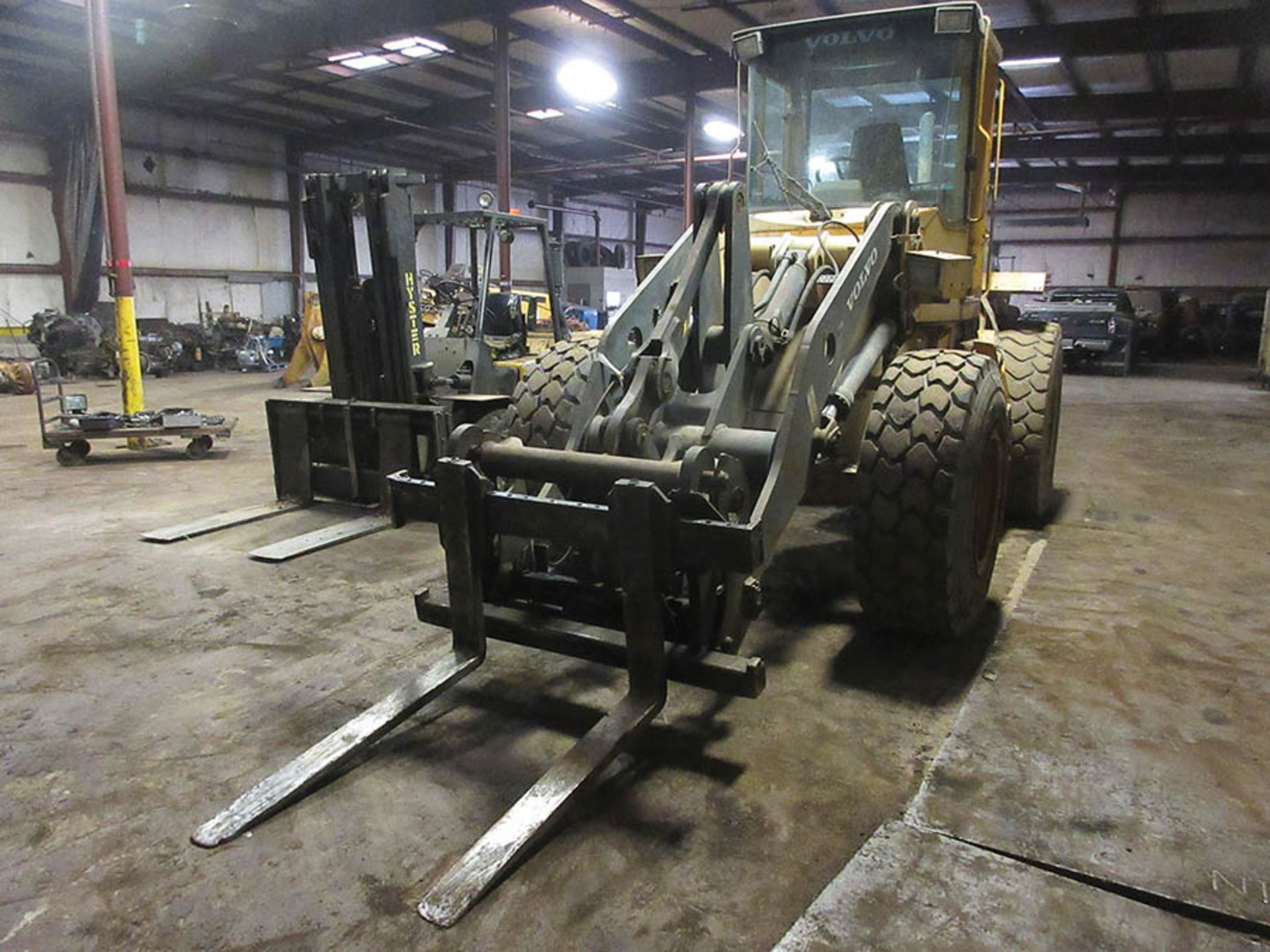 VOLVO L70C WHEEL LOADER, 17.5 R25 TIRES, 48'' FORKS - Image 3 of 15