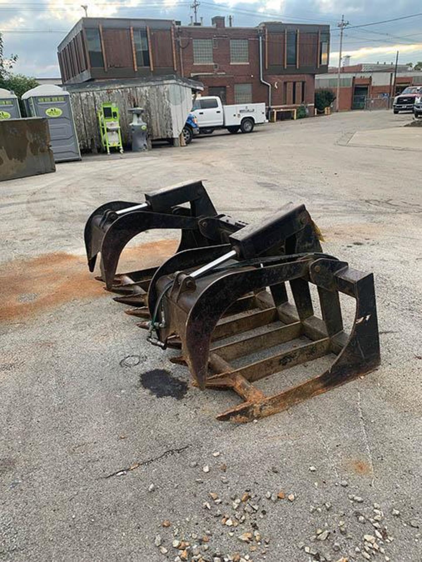 DOUBLE THUMB GRAPPLE BUCKET, HYDRAULIC POWERED