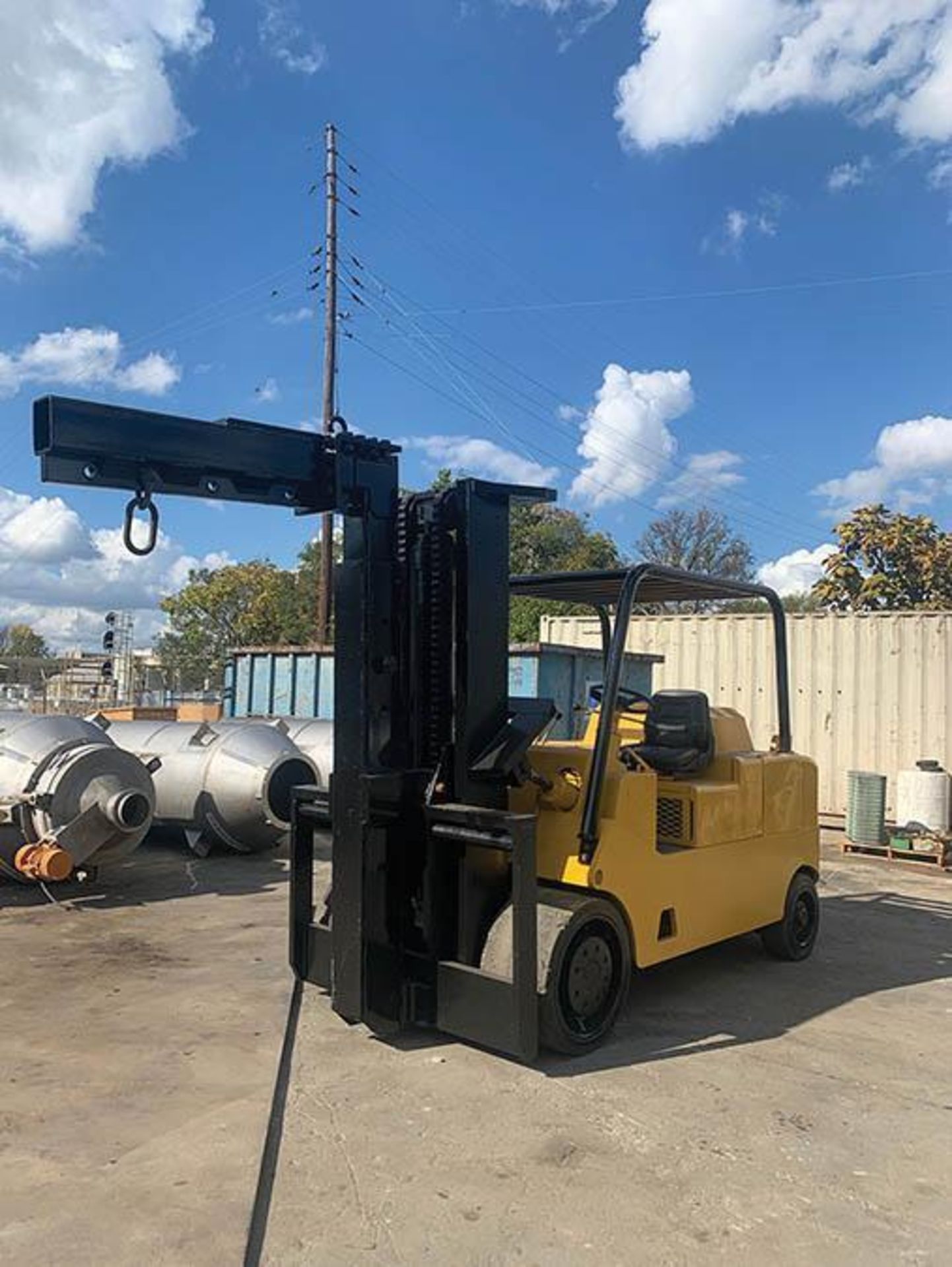 ROYAL GAS POWERED FORKLIFT, 30,000 LB CAP, 447 HRS, MODEL T300B, SINGLE STAGE MAST, ADJUSTABLE BOOM