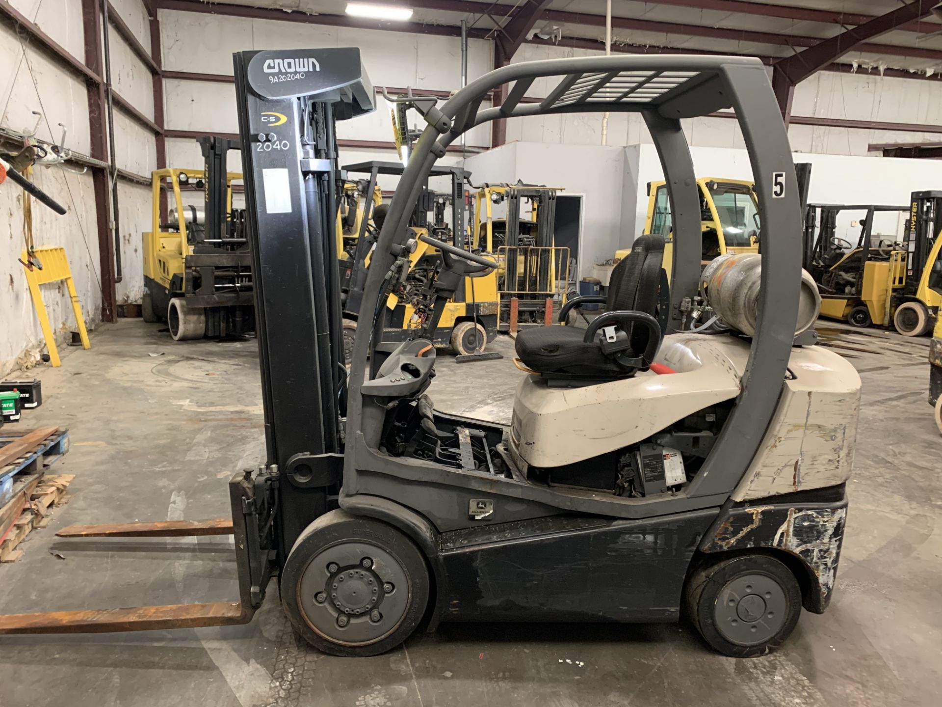 ***LOCATED IN HAMILTON, OHIO*** 2013 CROWN 5,000 LB. C-5 FORKLIFT, LPG, 3-STAGE MAST, 7,375 HOURS - Image 3 of 6