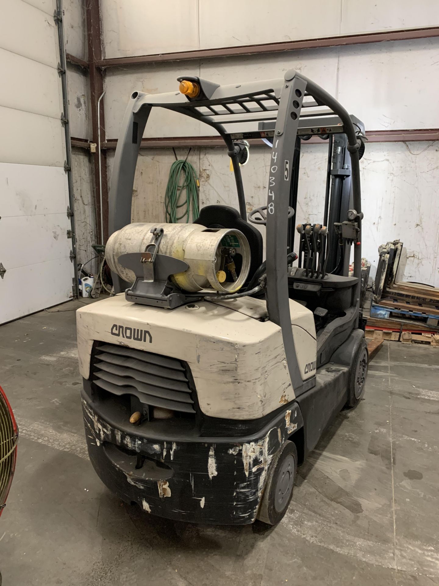 ***LOCATED IN HAMILTON, OHIO*** 2013 CROWN 5,000 LB. C-5 FORKLIFT, LPG, 3-STAGE MAST, 7,375 HOURS - Image 2 of 6