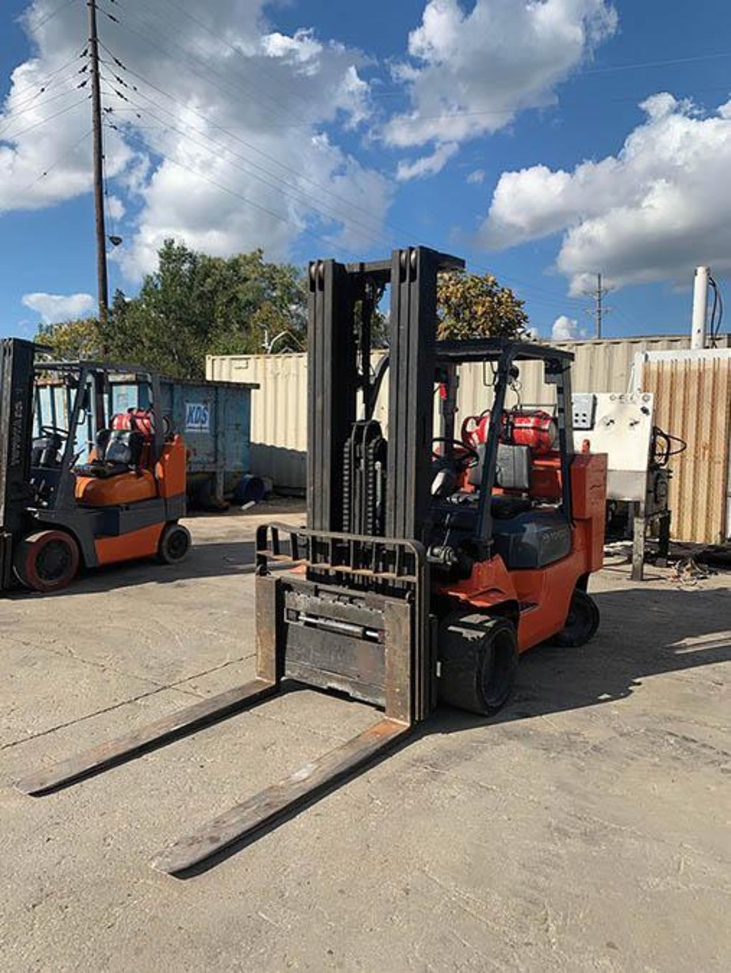 TOYOTA LP POWERED FORKLIFT, 8,850 LB CAPACITY, 5,727 HRS, MODEL 7FGCU45-BCS, TRIPLE STAGE MAST, SIDE - Image 2 of 2