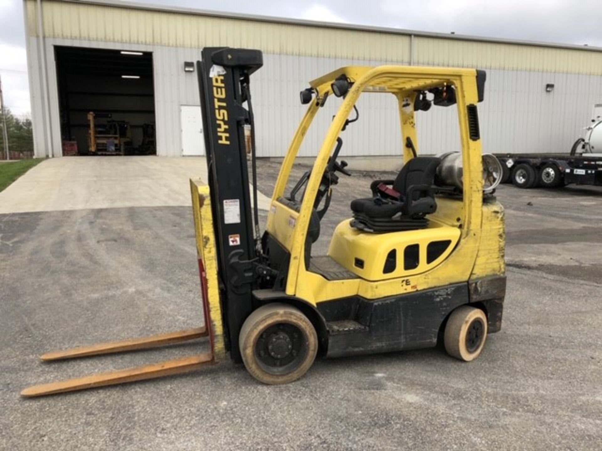 2016 HYSTER 6,000 LB. CAPACITY FORKLIFT, MODEL S60FT, LPG, S/N H187V05489P, 3-STAGE MAST, SOLID TIRE - Image 2 of 5