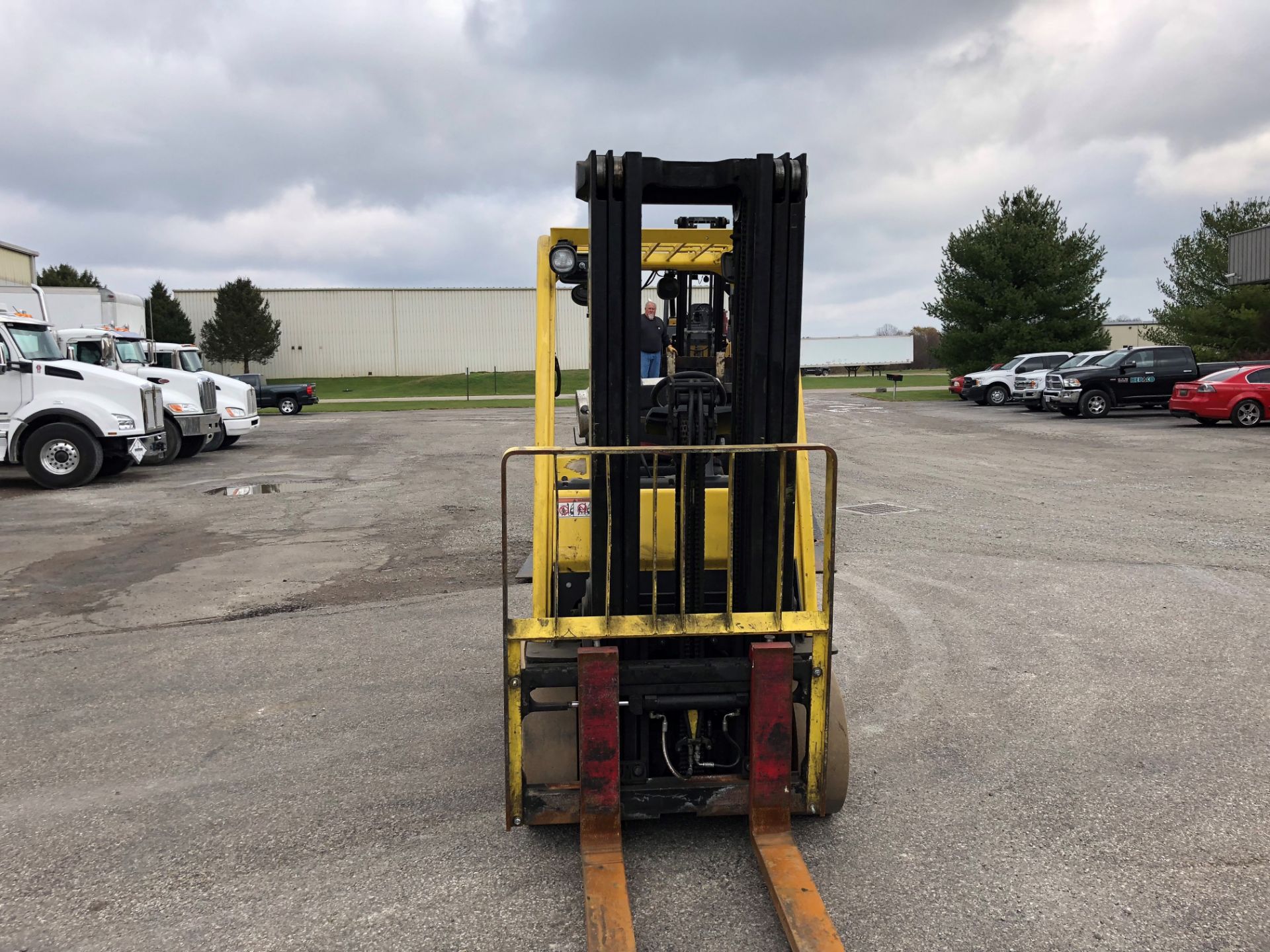 2016 HYSTER 6,000 LB. CAPACITY FORKLIFT, MODEL S60FT, LPG, S/N H187V05489P, 3-STAGE MAST, SOLID TIRE - Image 4 of 5