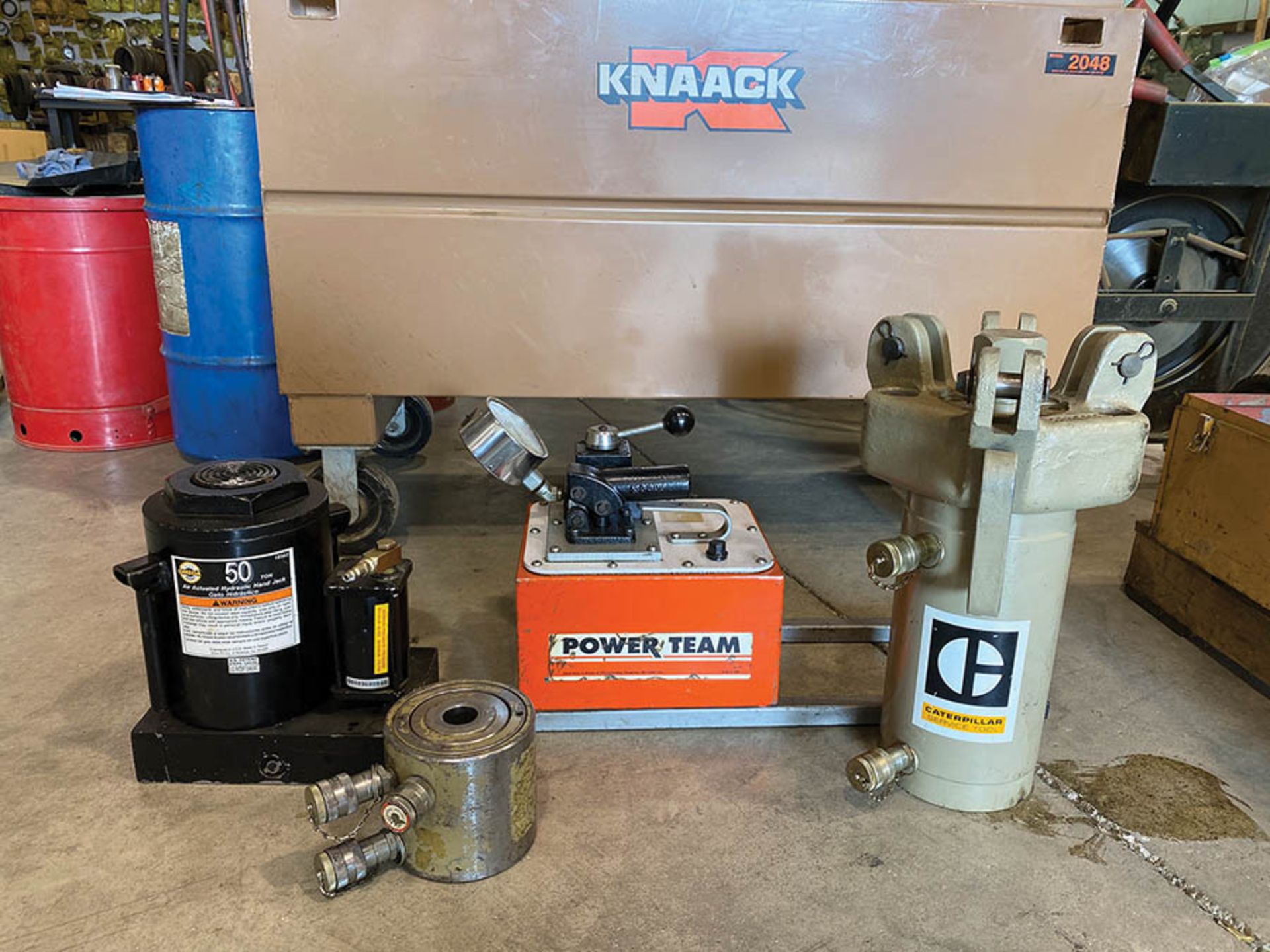 ROLLING KNAACK JOB BOX WITH OTC POWER TEAM WHICH INCLUDES CATERPILLAR 100 TON HYDRAULIC CYLINDER PRE