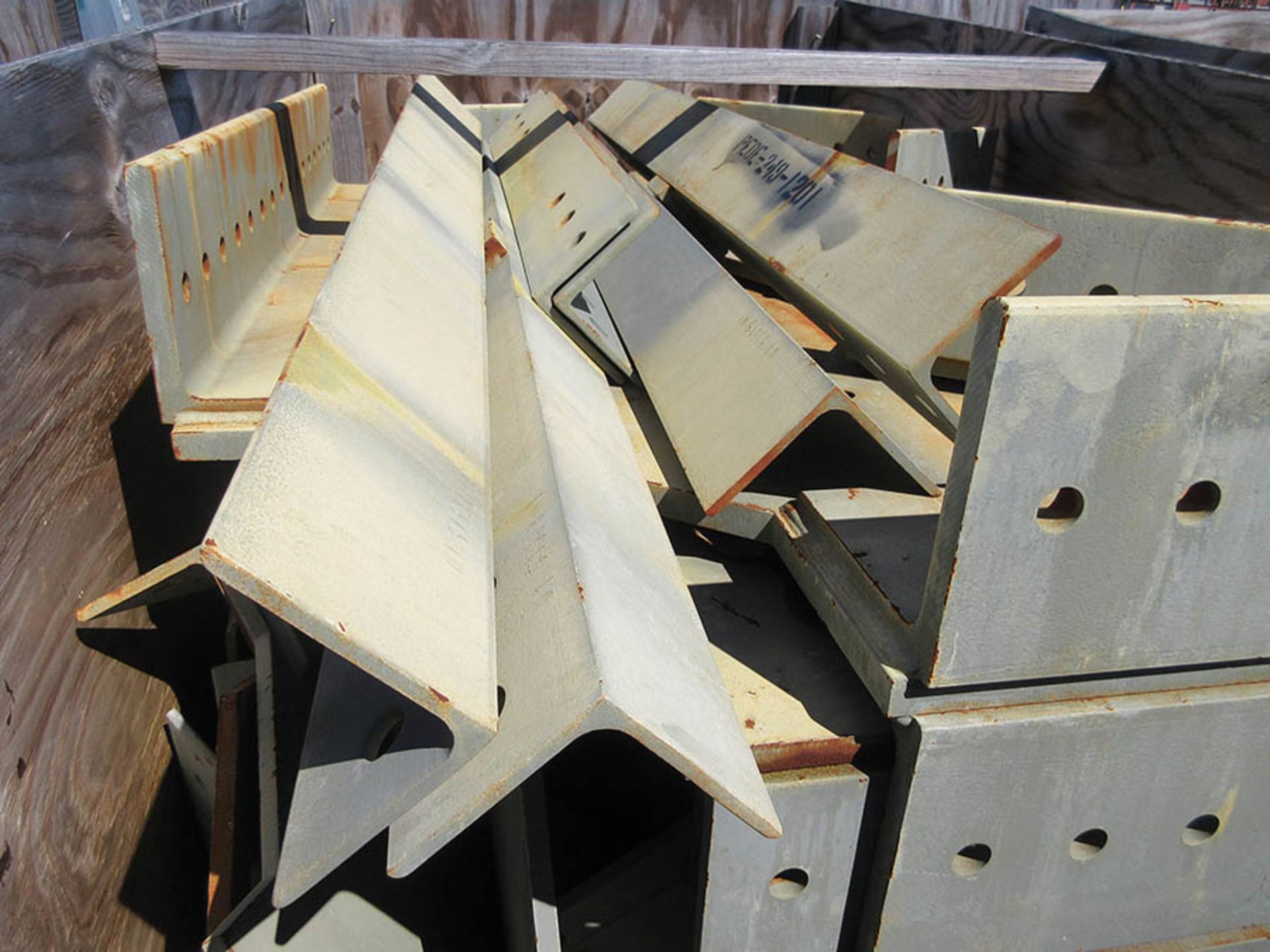 LARGE LOT OF STRUCTURAL STEEL: CONSISTS MOSTLY OF 1 1/2'' THICK OR LESS STEEL BEAMS, VARIOUS - Image 24 of 25
