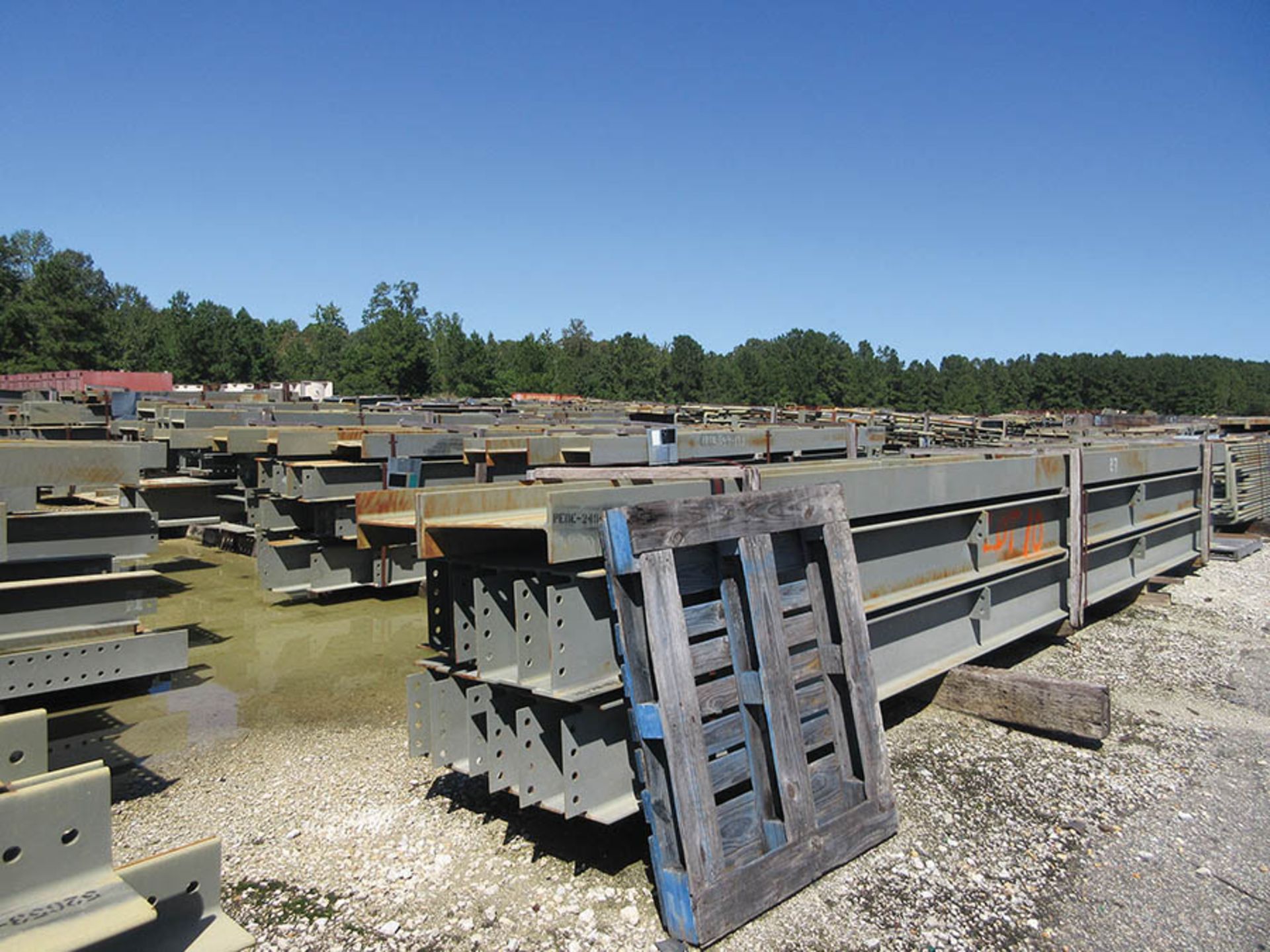 LARGE LOT OF STRUCTURAL STEEL: CONSISTS MOSTLY OF 1'' THICK OR LESS STEEL BEAMS, VARIOUS LENGTHS, - Image 14 of 15