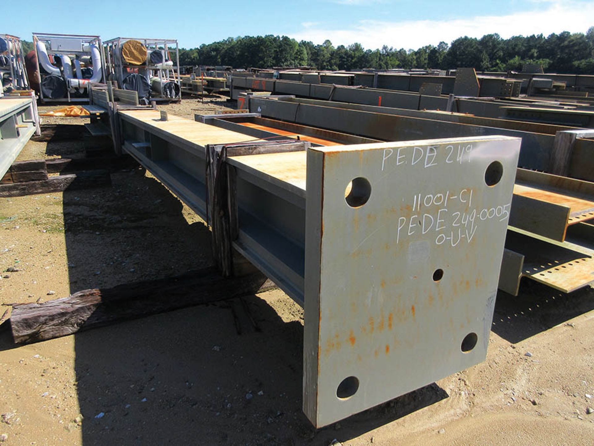 LARGE LOT OF STRUCTURAL STEEL: BEAMS, COLUMNS, BEAMS UP TO 496'' X 25'' X 20'' X 6'', 477'' X 27'' X - Image 15 of 16