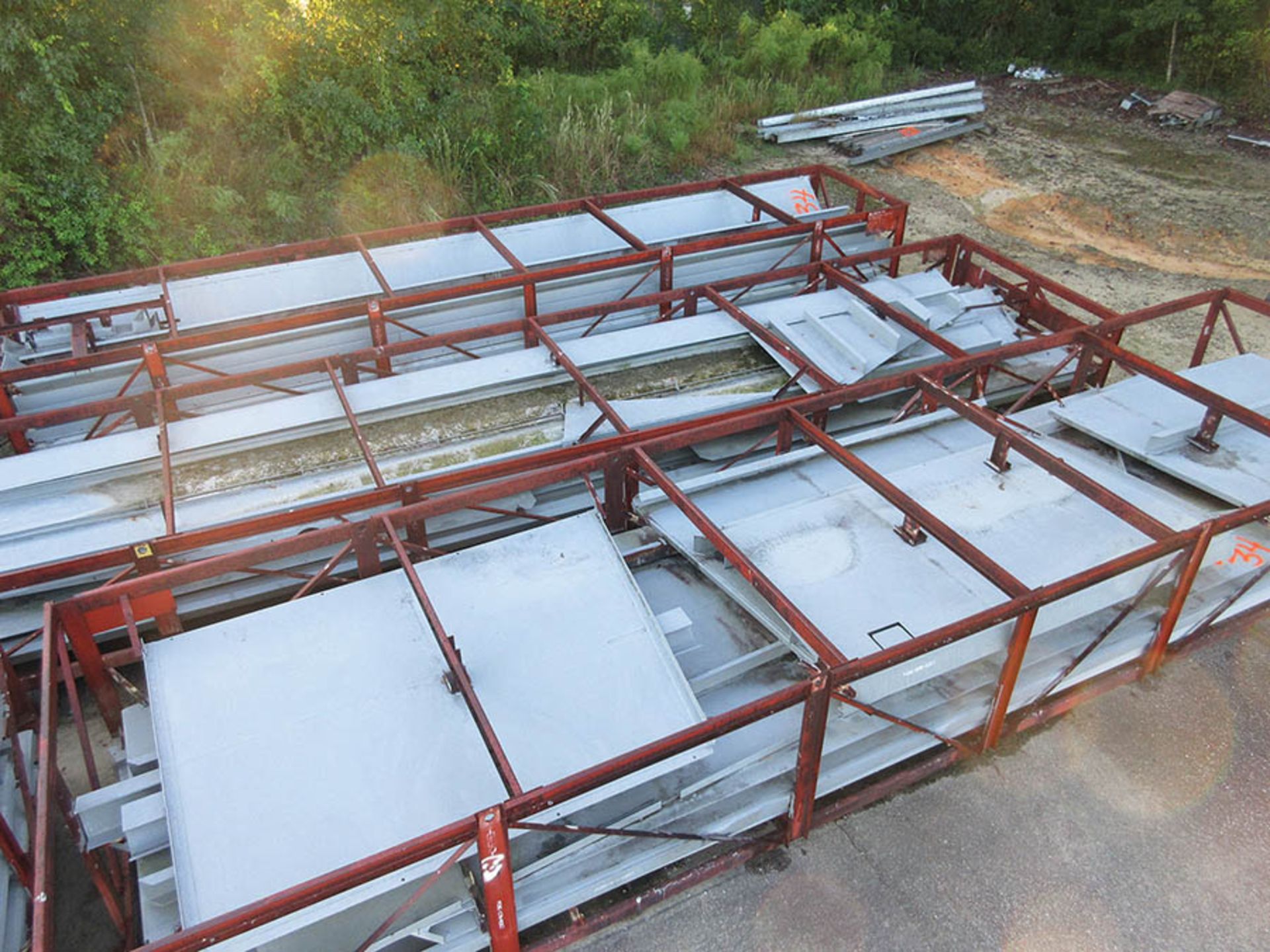 LOT OF STRUCTURAL STEEL & DUCTING: ASSORTED PIECES, CRATES UP TO 503'' X 126'' X 68'', LOCATION: