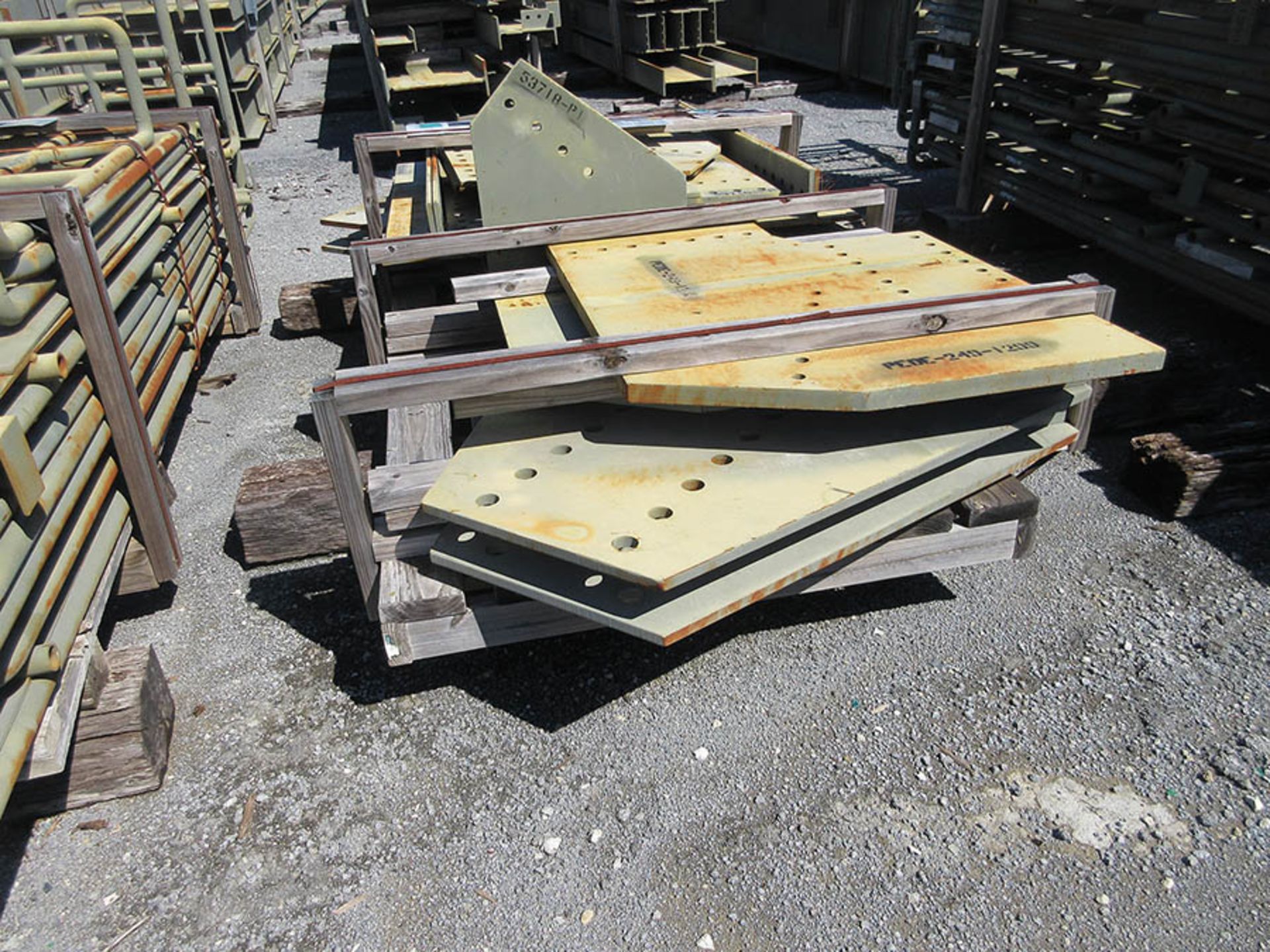 LARGE LOT OF STRUCTURAL STEEL: CONSISTS MOSTLY OF 1 1/2'' THICK OR LESS STEEL BEAMS, VARIOUS - Image 21 of 25