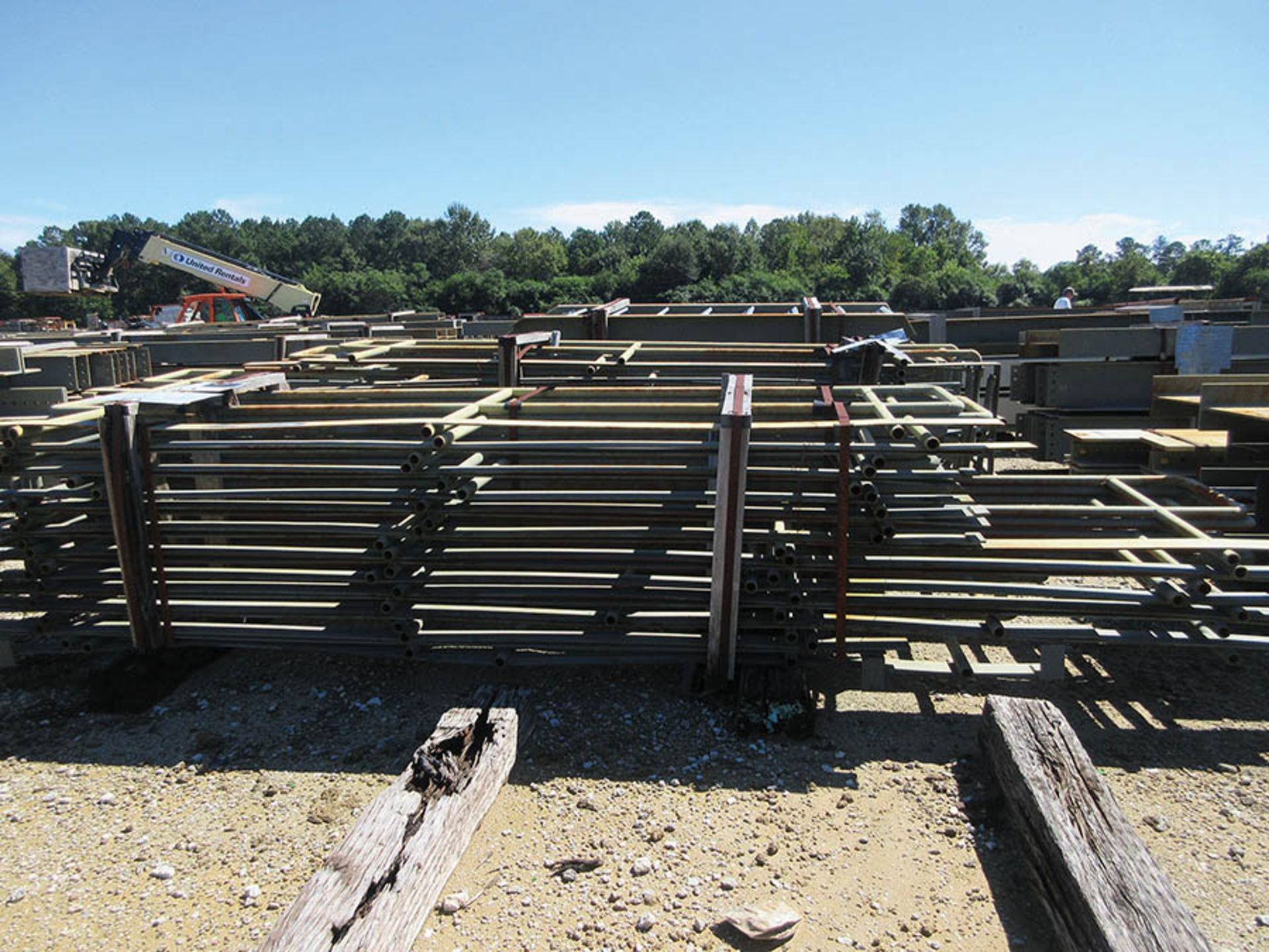 LARGE LOT OF STRUCTURAL STEEL: CONSISTS MOSTLY OF 1'' THICK OR LESS STEEL BEAMS, VARIOUS LENGTHS, - Image 10 of 15