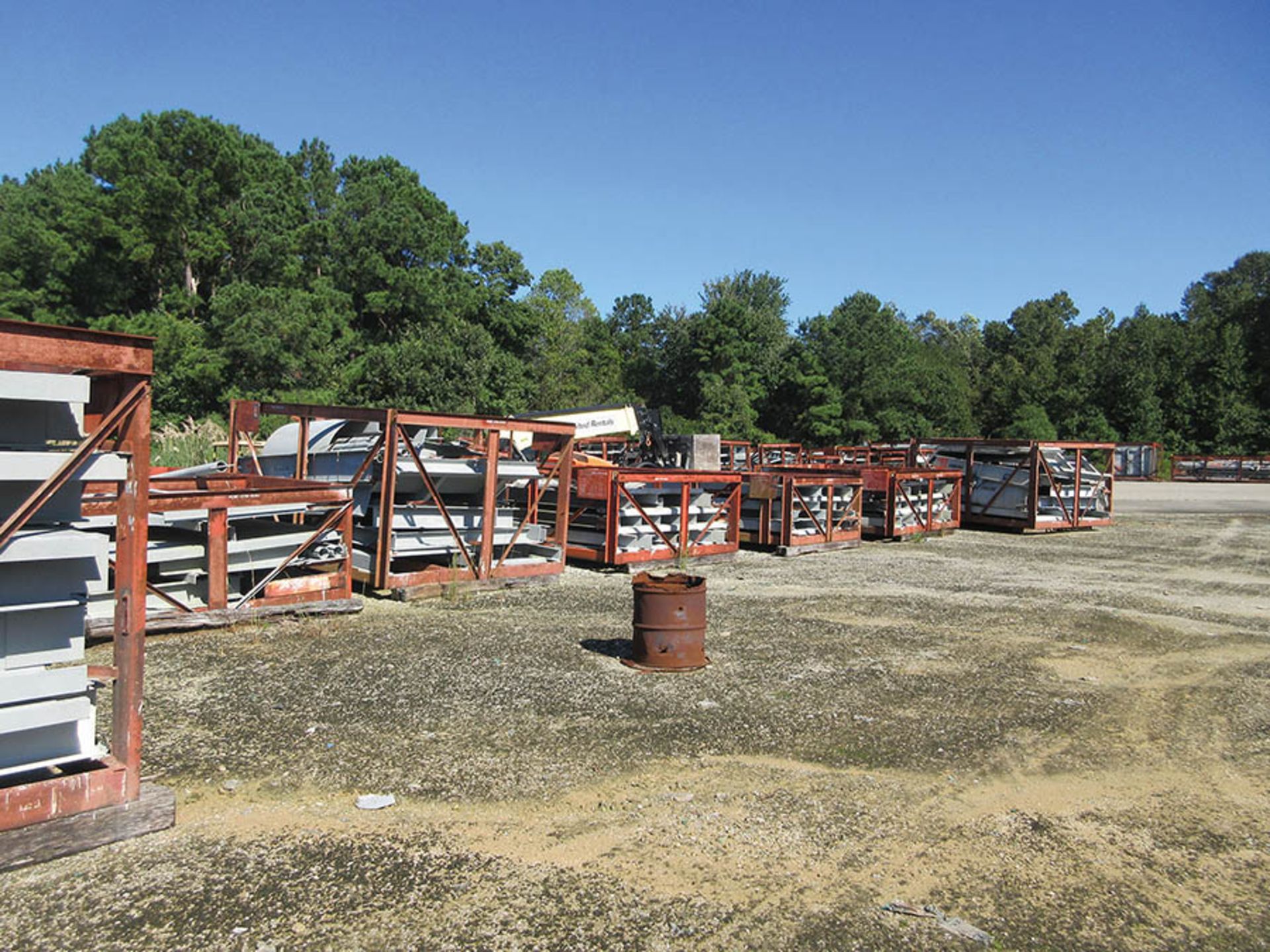 LOT OF STRUCTURAL STEEL: ASSORTED PIECES, BEAMS, DUCTING, BEAMS UP TO 336'' X 41'' X 16'' X 2 1/4'', - Image 12 of 12