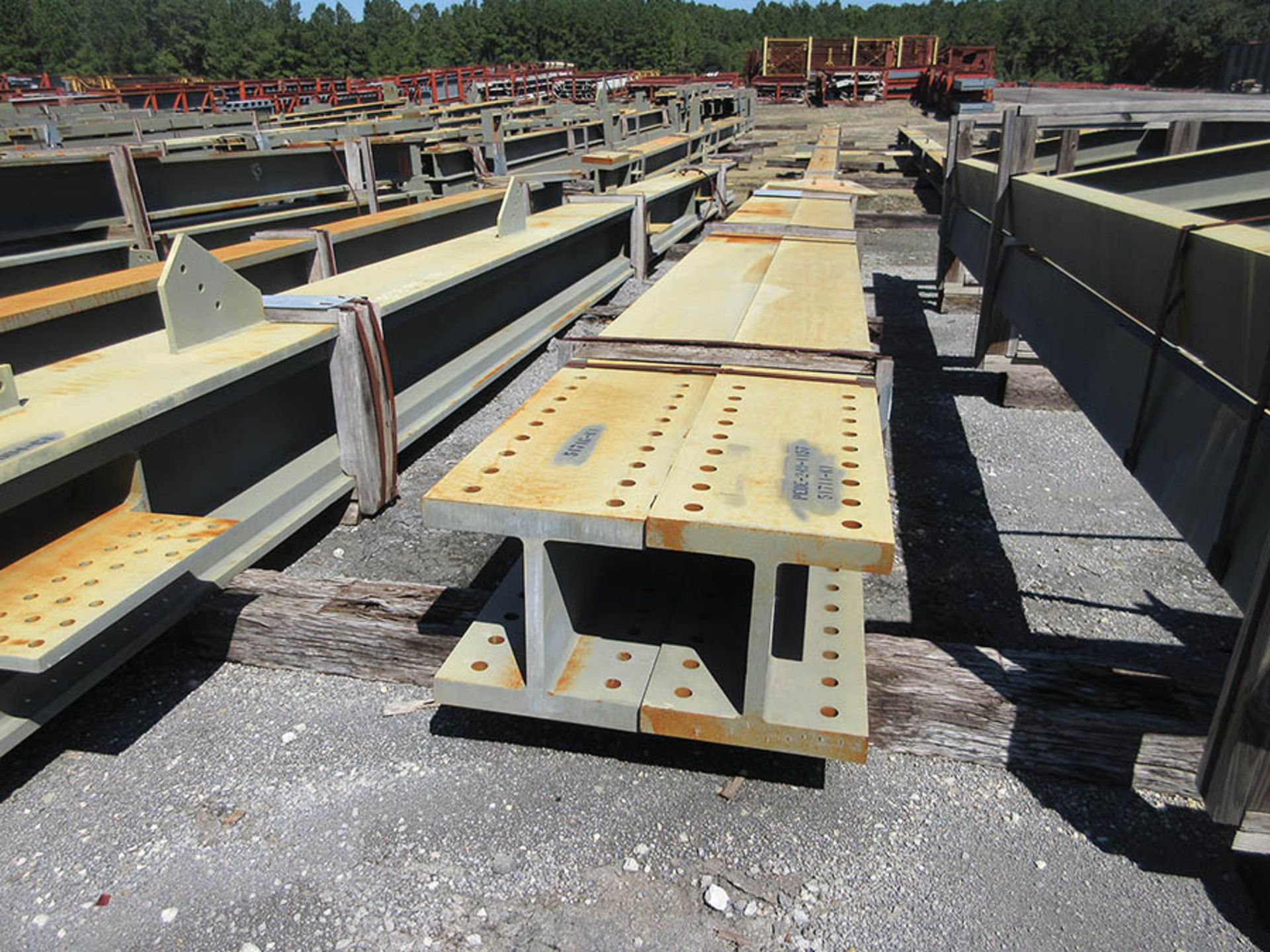 LARGE LOT OF STRUCTURAL STEEL: BEAMS, GIRDERS, BEAMS UP TO 606'' X 21'' X 20'' X 4'', LOCATION: GRID - Image 9 of 19