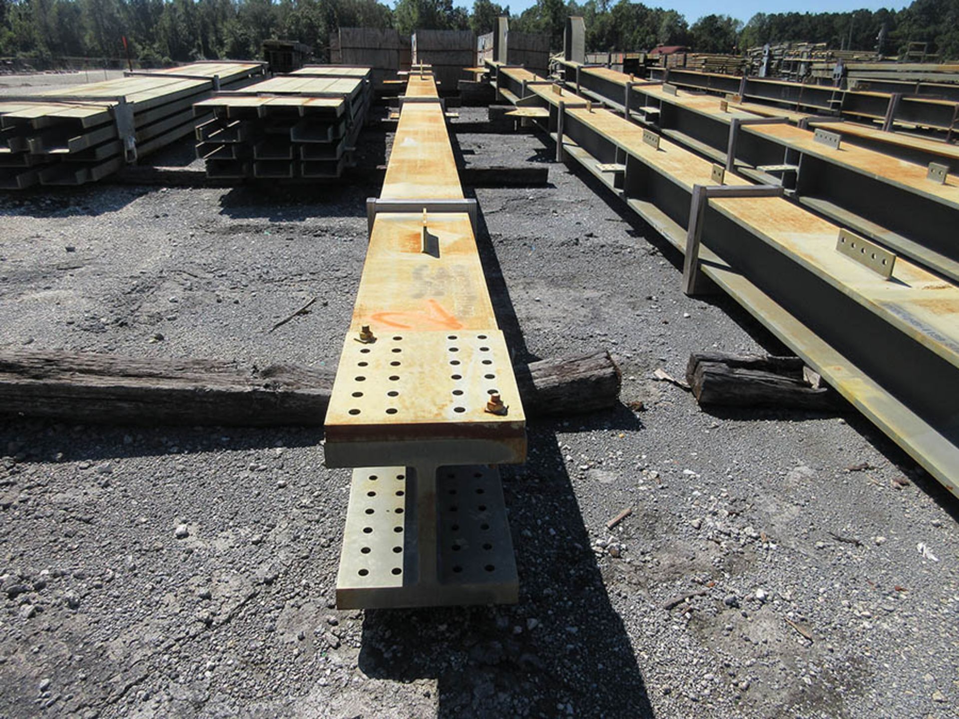 LARGE LOT OF STRUCTURAL STEEL: BEAMS, GIRDERS, BEAMS UP TO 606'' X 21'' X 20'' X 4'', LOCATION: GRID - Image 6 of 19