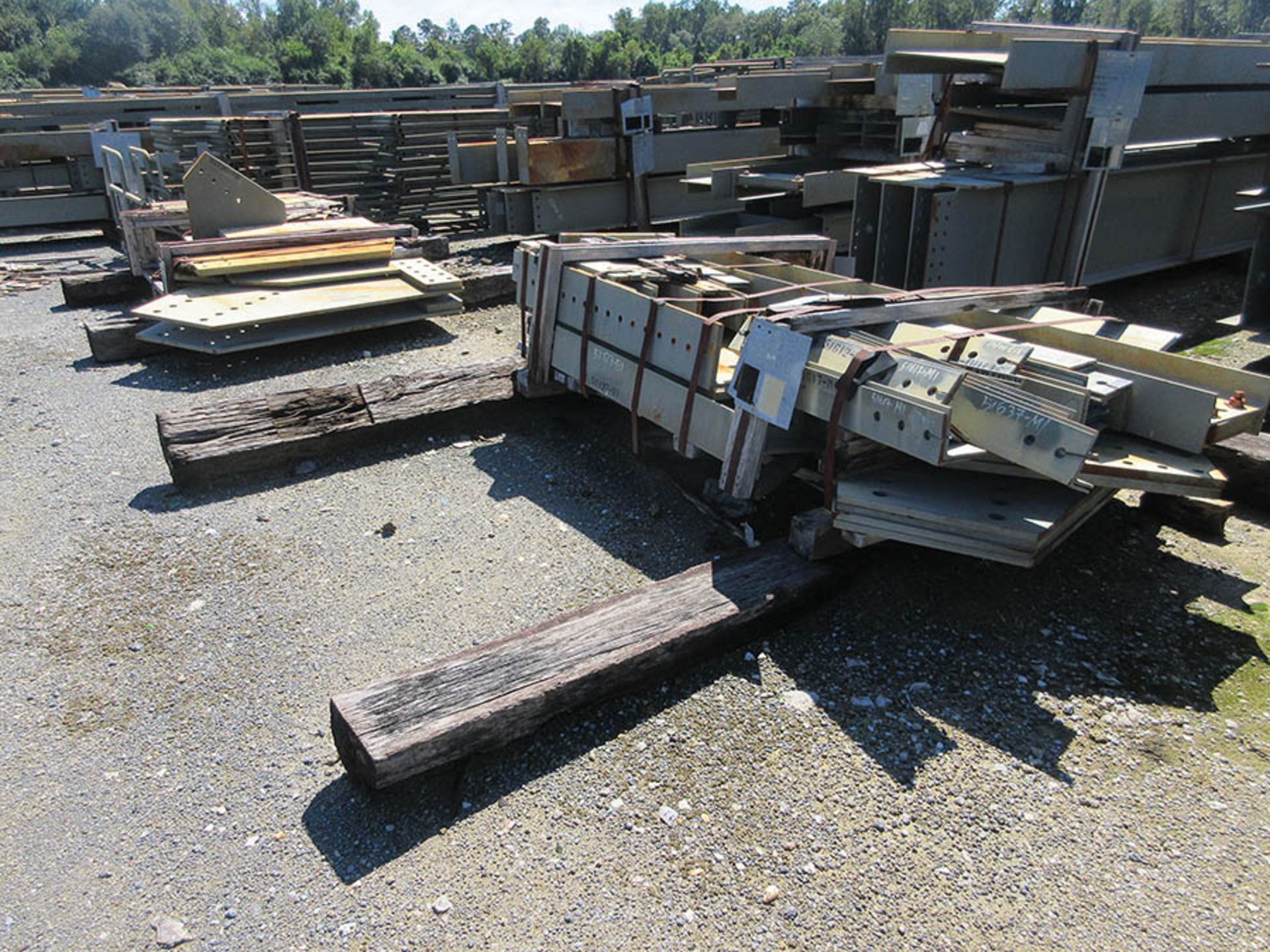 LARGE LOT OF STRUCTURAL STEEL: CONSISTS MOSTLY OF 1 1/2'' THICK OR LESS STEEL BEAMS, VARIOUS - Image 20 of 25