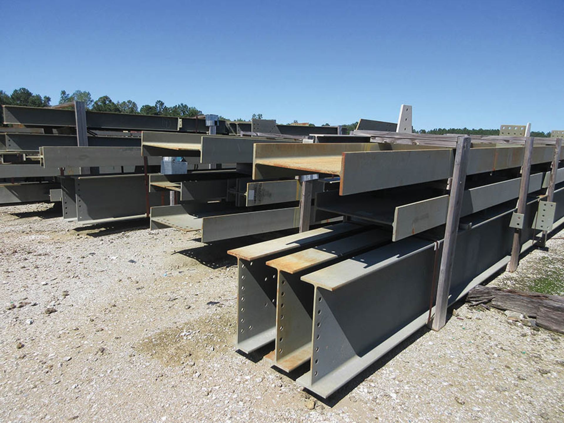 LARGE LOT OF STRUCTURAL STEEL: BEAMS, BEAMS UP TO 403'' X 21'' X 20'' X 4 1/2'', LOCATION: GRID 3CA - Image 19 of 28