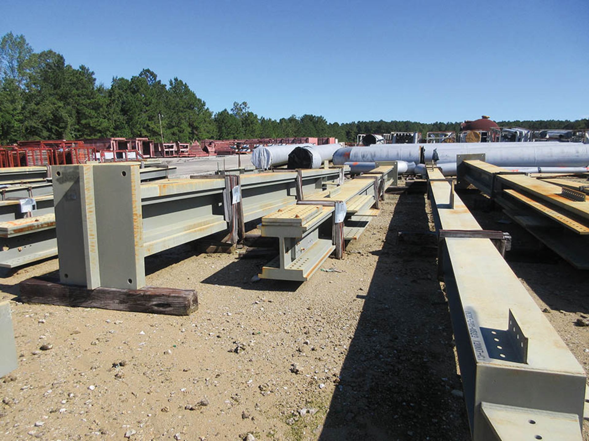 LARGE LOT OF STRUCTURAL STEEL: BEAMS, COLUMNS, BEAMS UP TO 496'' X 25'' X 20'' X 6'', 477'' X 27'' X - Image 7 of 16