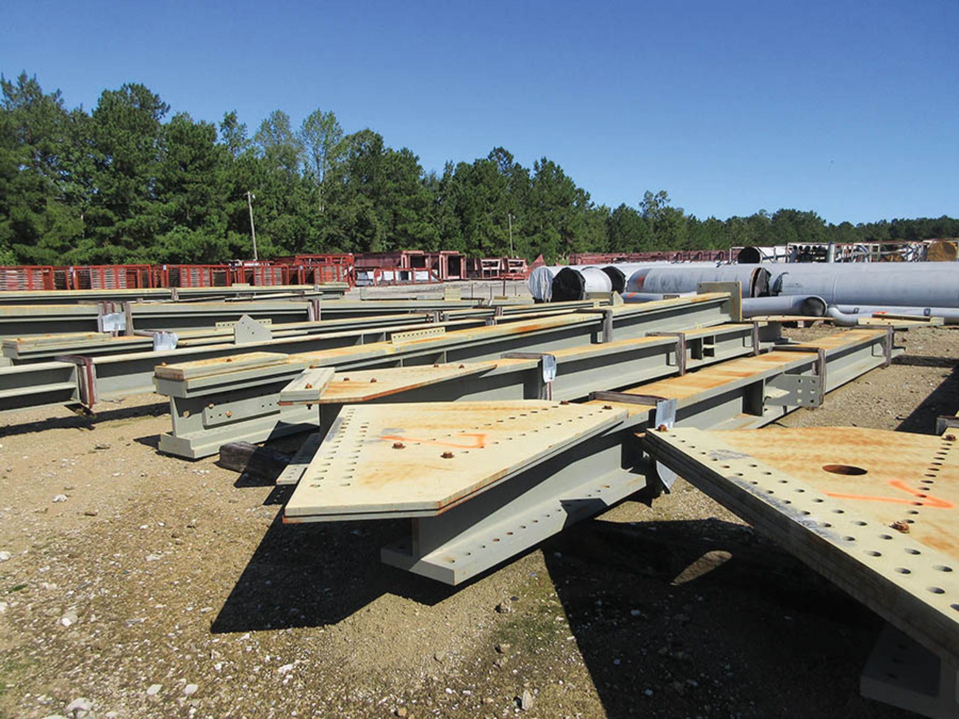 LARGE LOT OF STRUCTURAL STEEL: BEAMS, COLUMNS, BEAMS UP TO 496'' X 25'' X 20'' X 6'', 477'' X 27'' X - Image 6 of 16