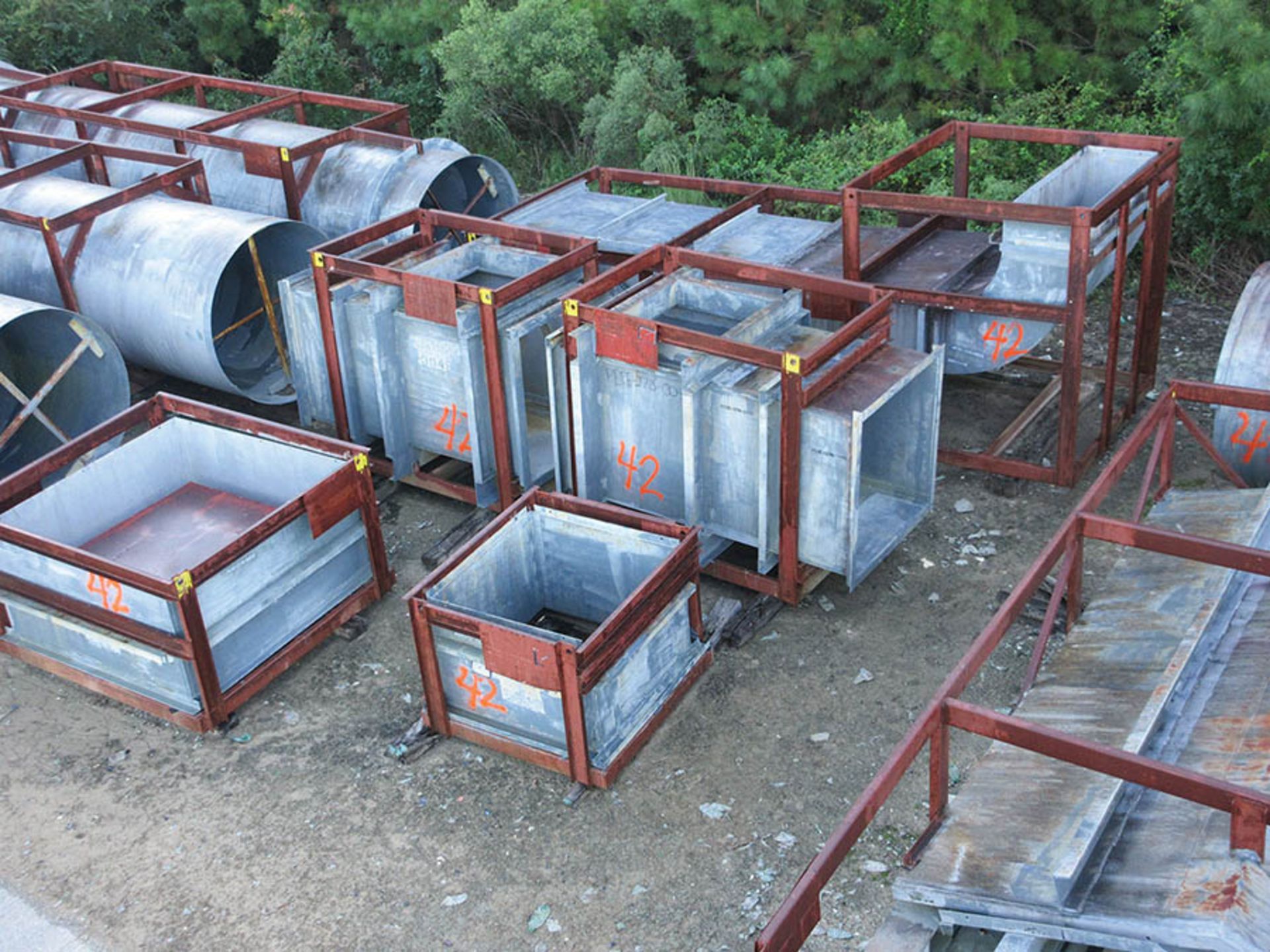 STRUCTURAL STEEL & DUCTING: LARGEST CRATE DIMENSION; 265'' X 133'' X 81'', LOCATION: GRID 4I - Image 3 of 10