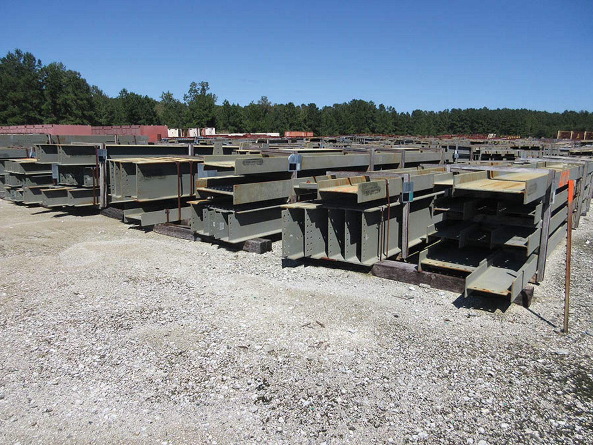 LARGE LOT OF STRUCTURAL STEEL: CONSISTS MOSTLY OF 1'' THICK OR LESS STEEL BEAMS, VARIOUS LENGTHS, - Image 5 of 15