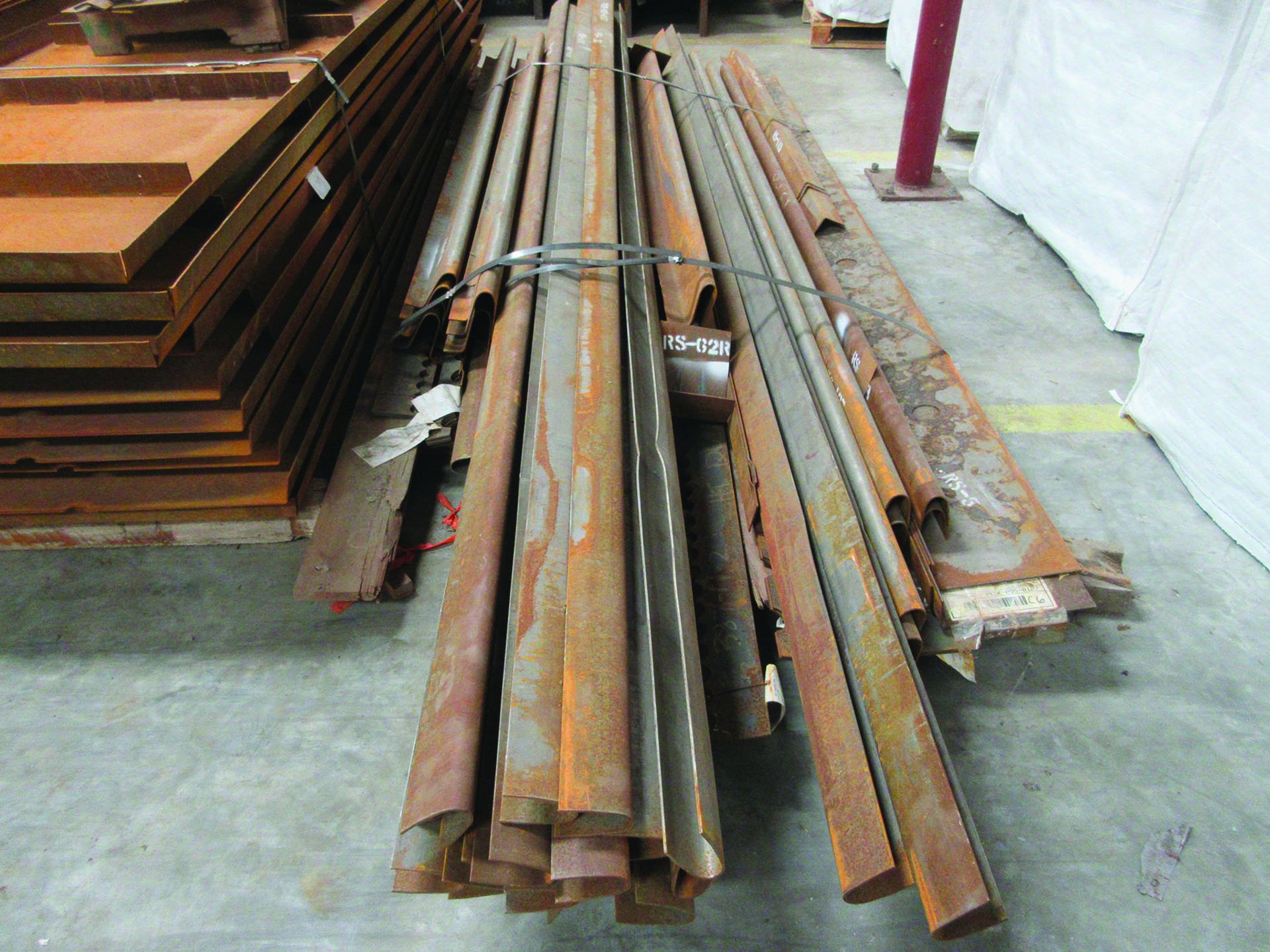 LARGE LOT OF STRUCTURAL STEEL: I-BEAMS UP TO 189'' X 16'' X 16'' X 1 3/4'', PLATE, COVERS, GRID C6 - Image 10 of 13