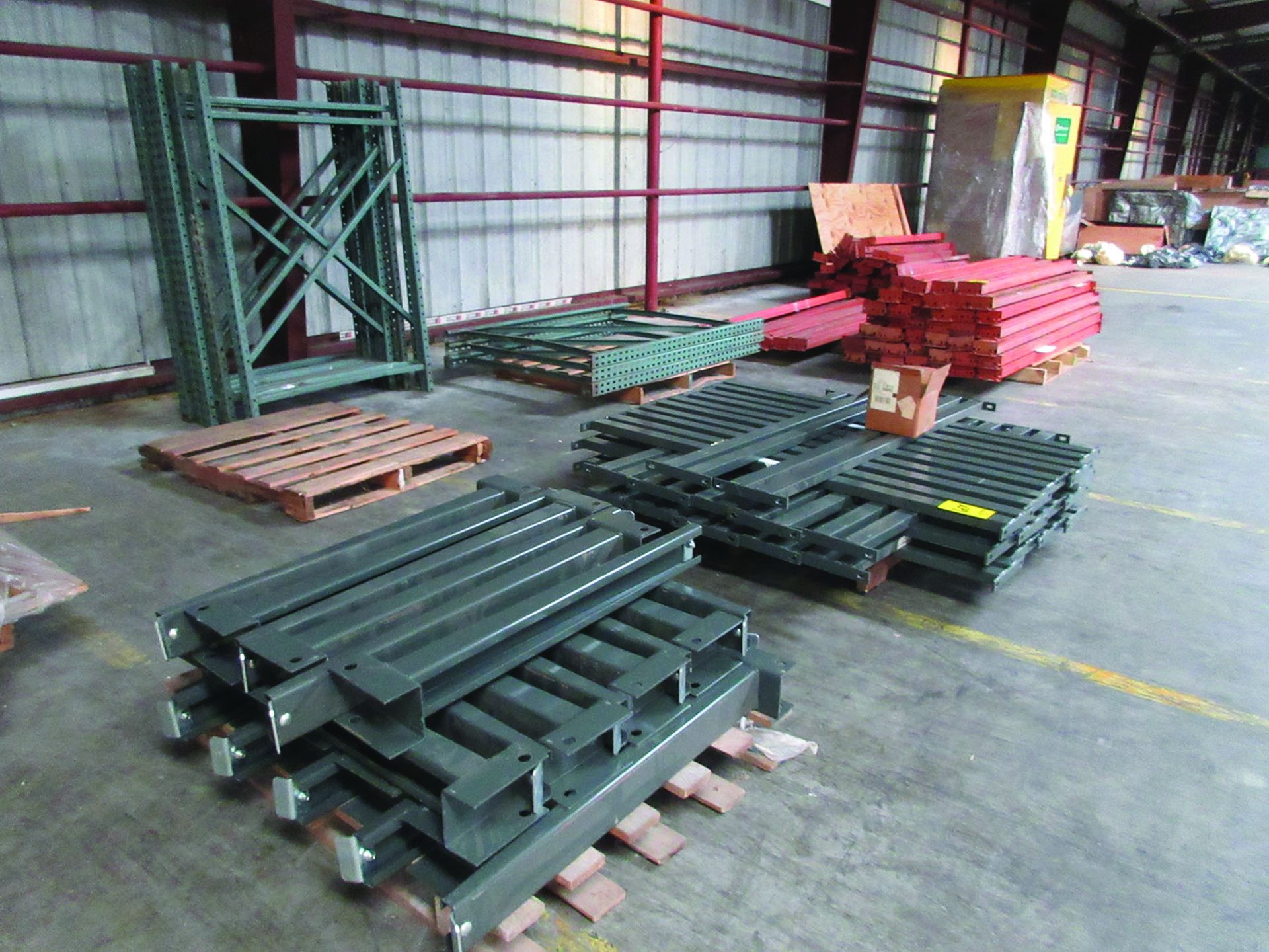 PALLET RACK AND CANTILEVER RACK: (70+/-) 4'' X 92'' CROSSBEAMS, (17) 48'' X 70'' UPRIGHTS, (12) - Image 2 of 14