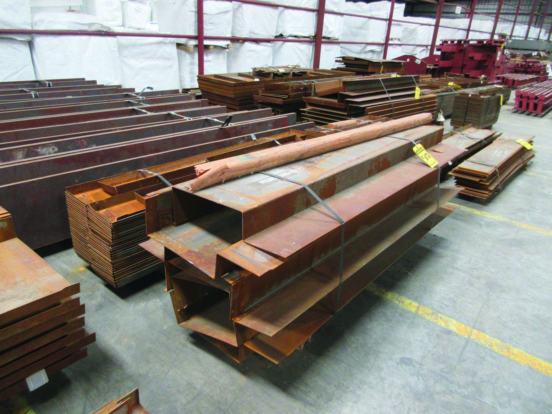 LARGE LOT OF STRUCTURAL STEEL: I-BEAMS UP TO 189'' X 16'' X 16'' X 1 3/4'', PLATE, COVERS, GRID C6 - Image 4 of 13