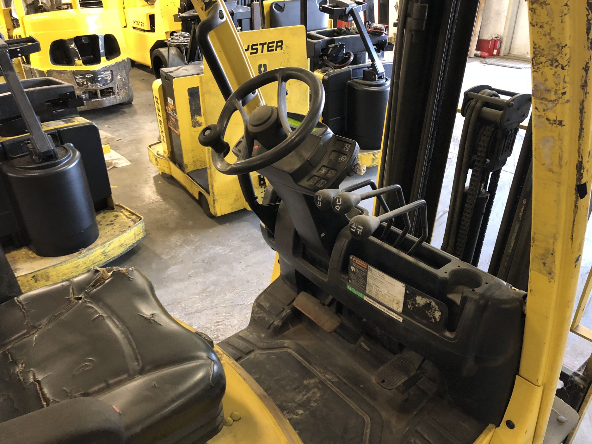 2015 HYSTER 5,000-LB., MODEL: S50FT, S/N: H187V02615N, LPG, LEVER SHIFT TRANSMISSION, SOLID NON- - Image 4 of 9