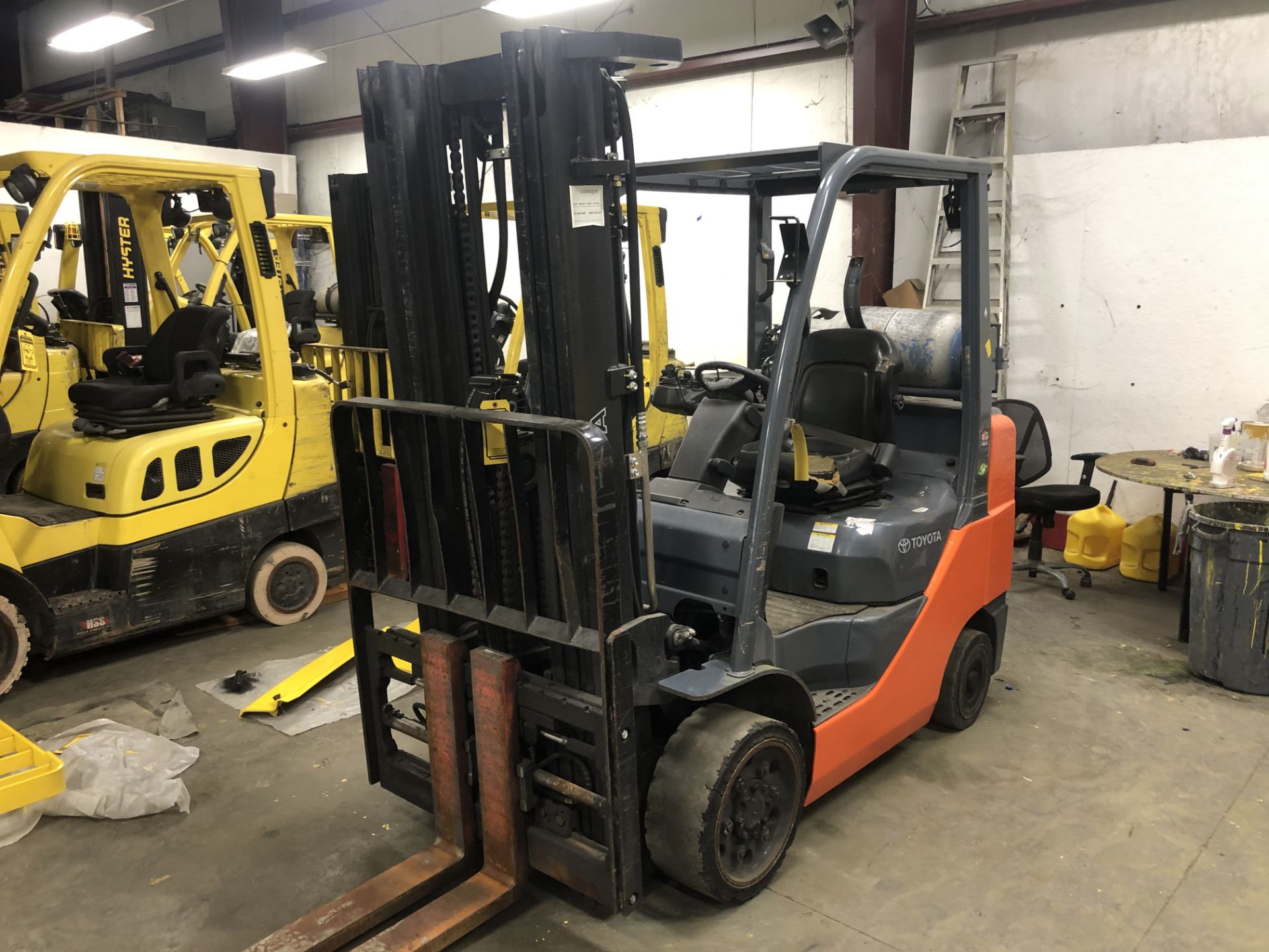 2015 TOYOTA 6,000-LB. CAPACITY FORKLIFT, MODEL: 8FGCU30, S/N: 62565, LPG, SOLID TIRES, LEVER SHIFT - Image 7 of 11