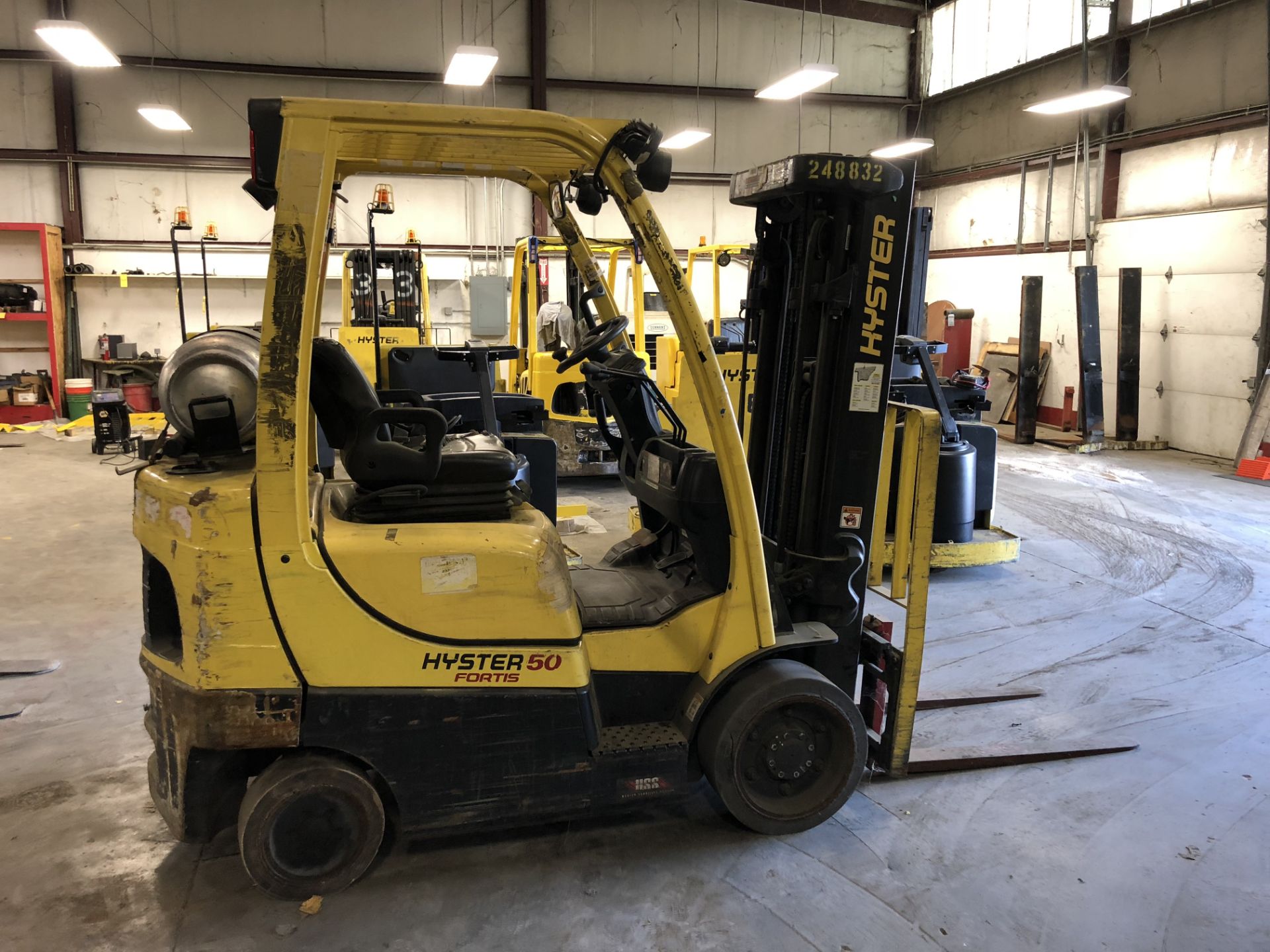 2015 HYSTER 5,000-LB., MODEL: S50FT, S/N: H187V02615N, LPG, LEVER SHIFT TRANSMISSION, SOLID NON- - Image 6 of 9