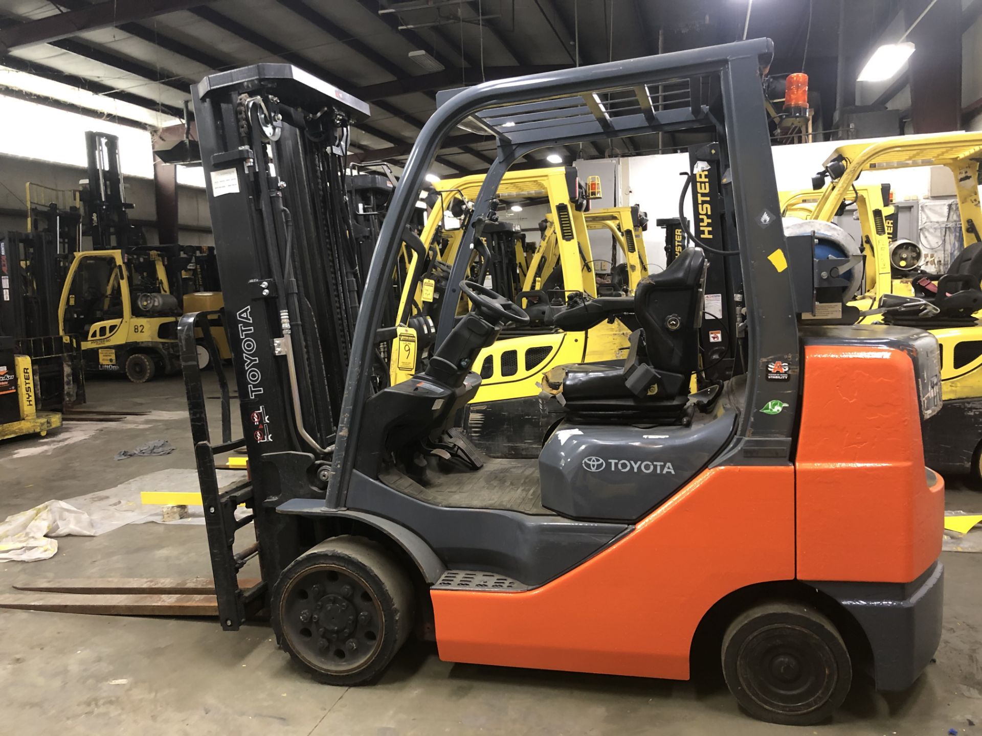 2015 TOYOTA 6,000-LB. CAPACITY FORKLIFT, MODEL: 8FGCU30, S/N: 62565, LPG, SOLID TIRES, LEVER SHIFT