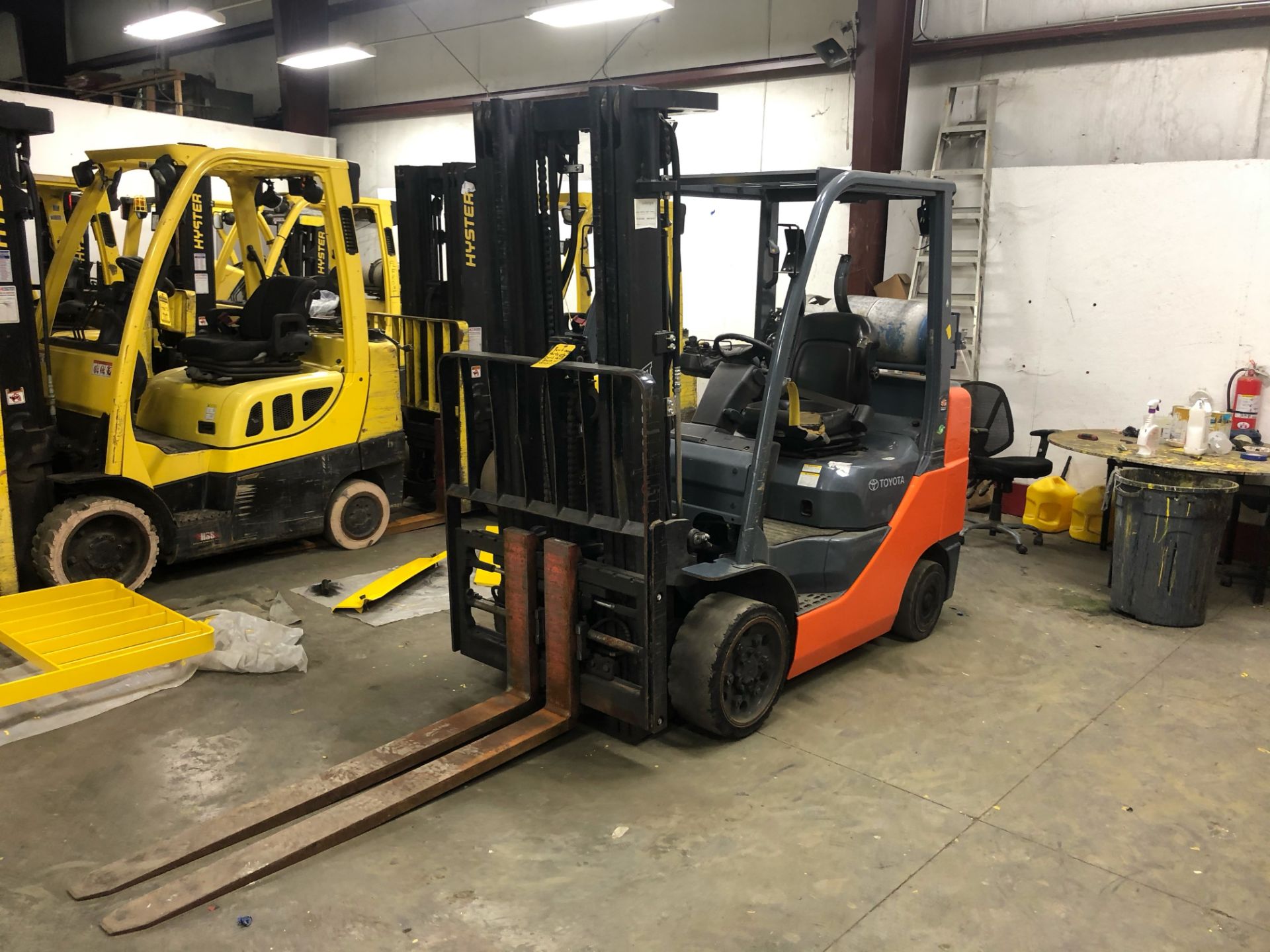 2015 TOYOTA 6,000-LB. CAPACITY FORKLIFT, MODEL: 8FGCU30, S/N: 62565, LPG, SOLID TIRES, LEVER SHIFT - Image 4 of 11