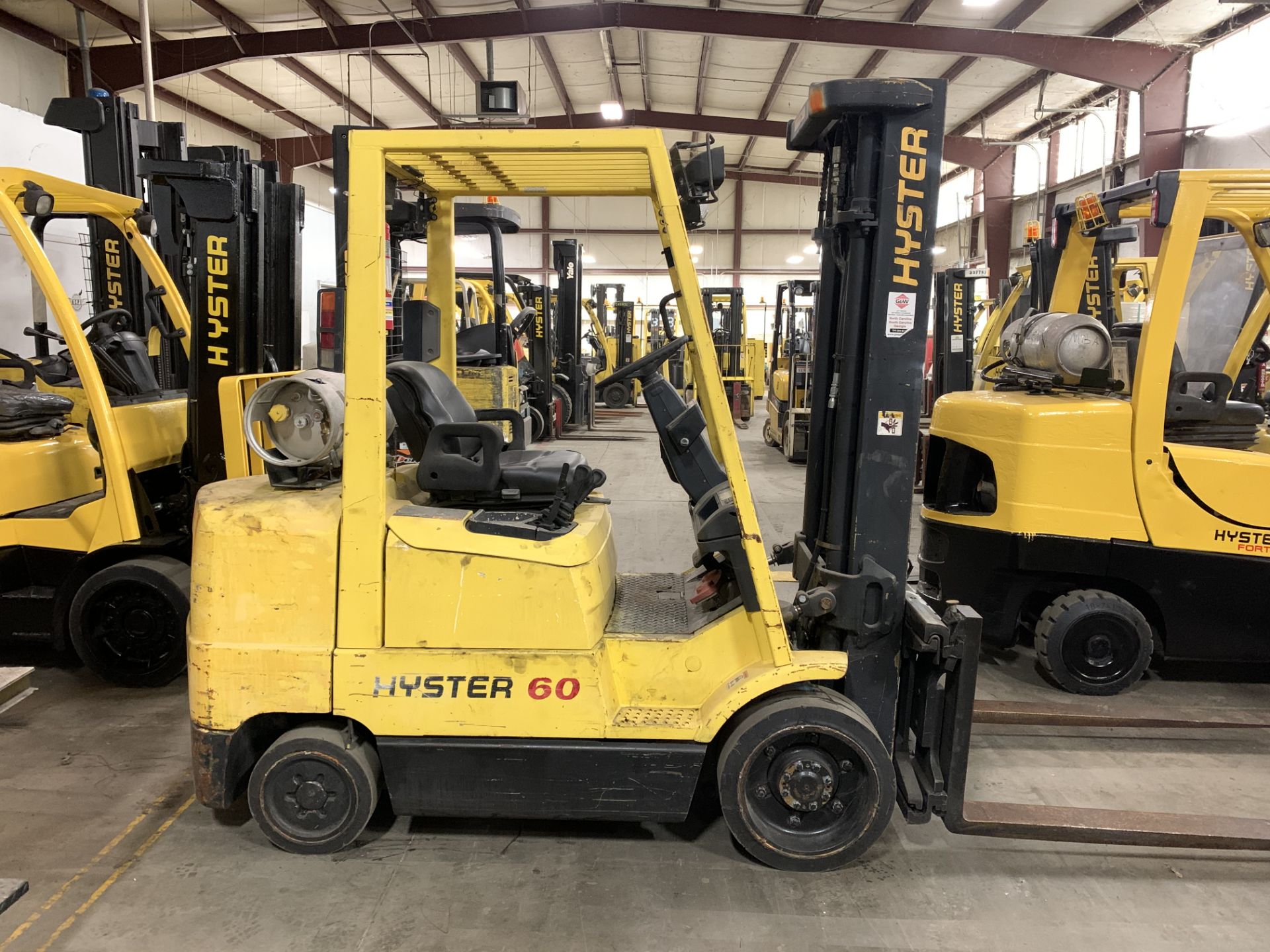 1998 HYSTER 6,000-LB. CAPACITY FORKLIFT, MODEL: S60XM, S/N: D187V05431V, LPG, SOLID TIRES, 3-STAGE - Image 3 of 5