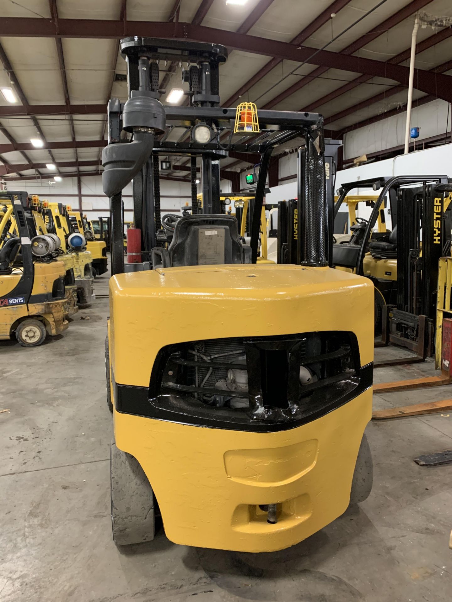 2016 YALE 15,500-LB. CAPACITY FORKLIFT, MODEL: GDC155VX, S/N: F879V02003P, DIESEL, LEVER SHIFT - Image 2 of 5