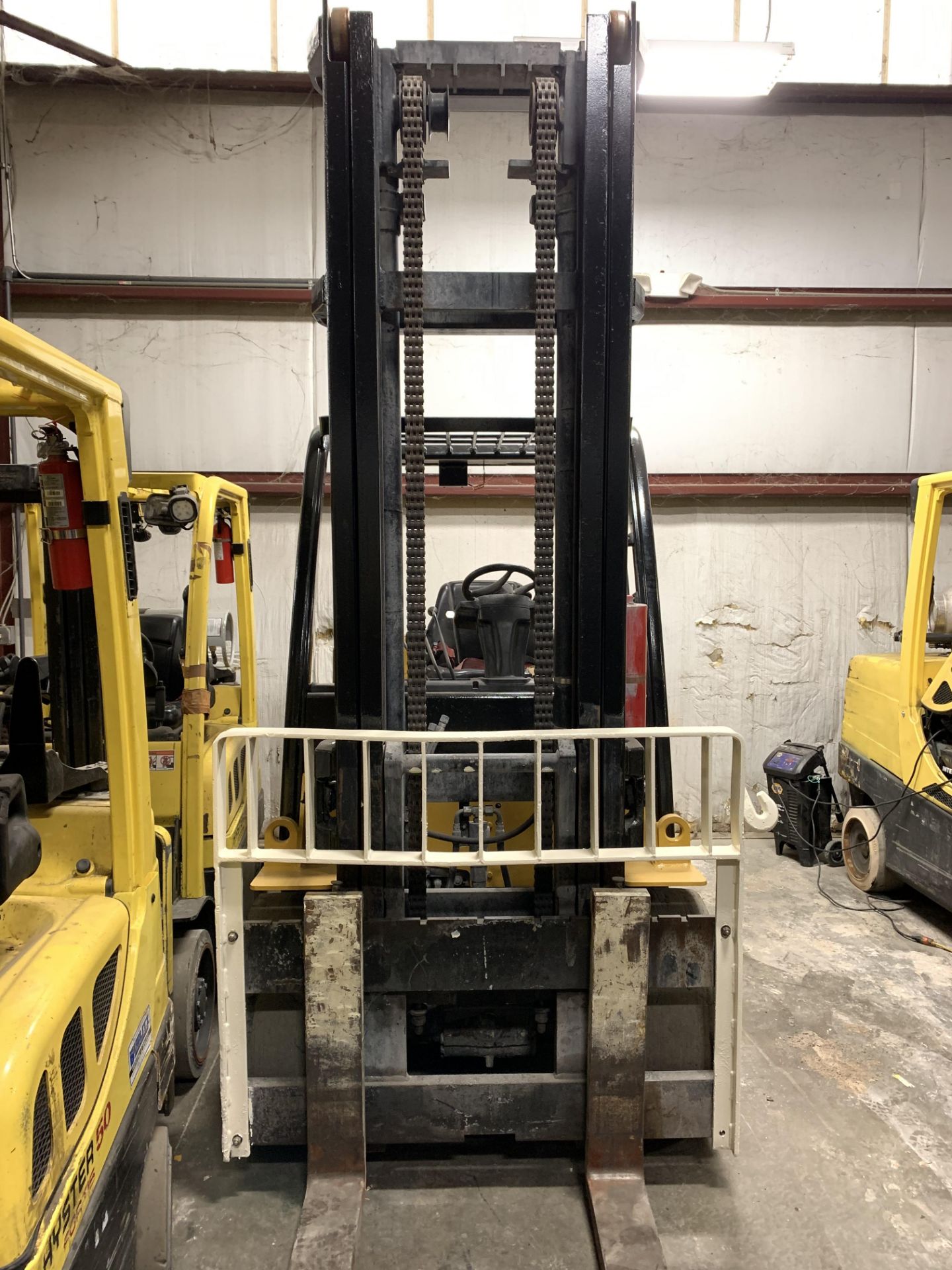 2016 YALE 15,500-LB. CAPACITY FORKLIFT, MODEL: GDC155VX, S/N: F879V02003P, DIESEL, LEVER SHIFT - Image 5 of 5