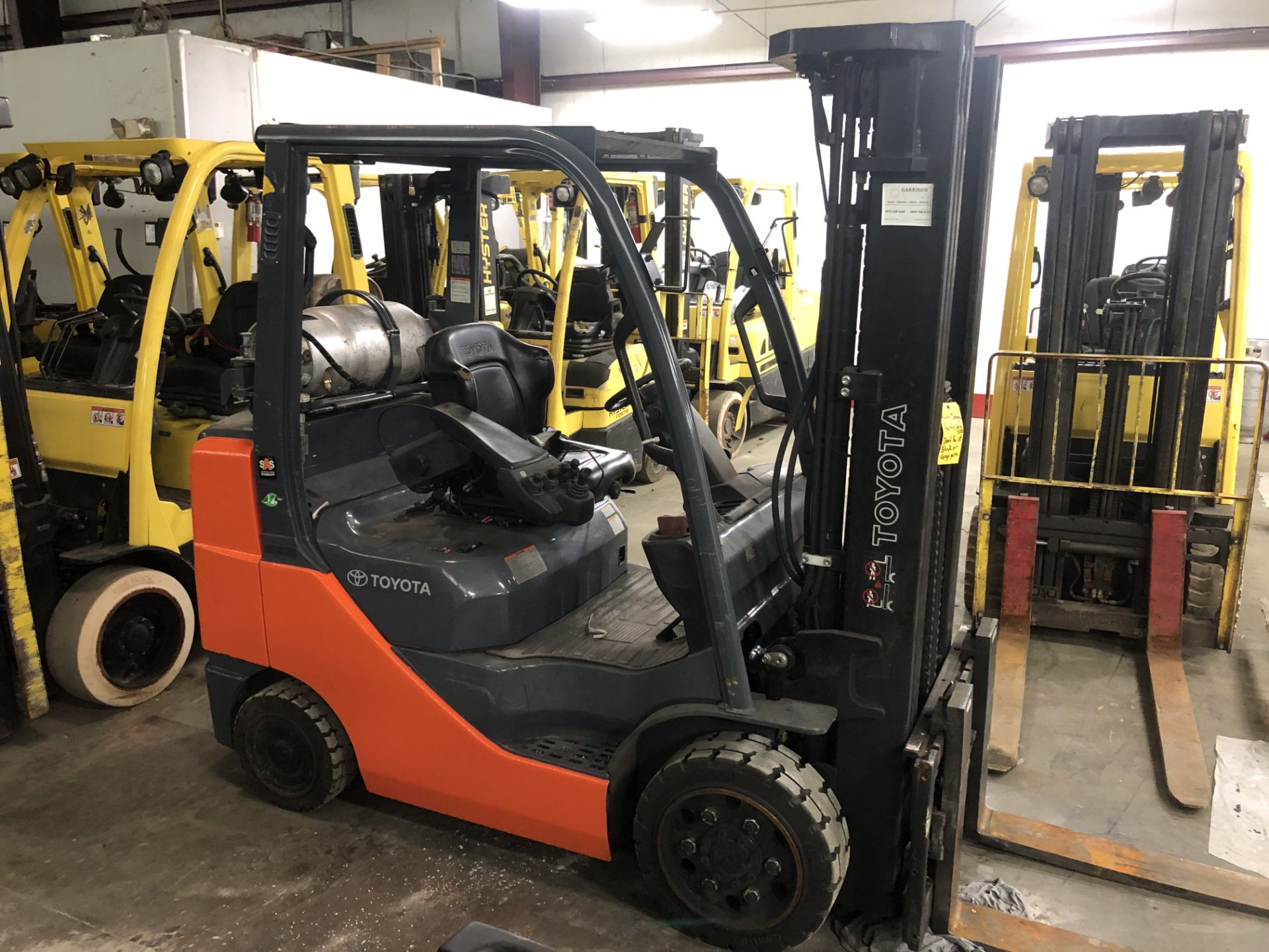 2015 TOYOTA 6,000-LB. CAPACITY FORKLIFT, MODEL: 8FGCU30, S/N: 62560, LPG, SOLID TIRES, LEVER SHIFT - Image 5 of 8